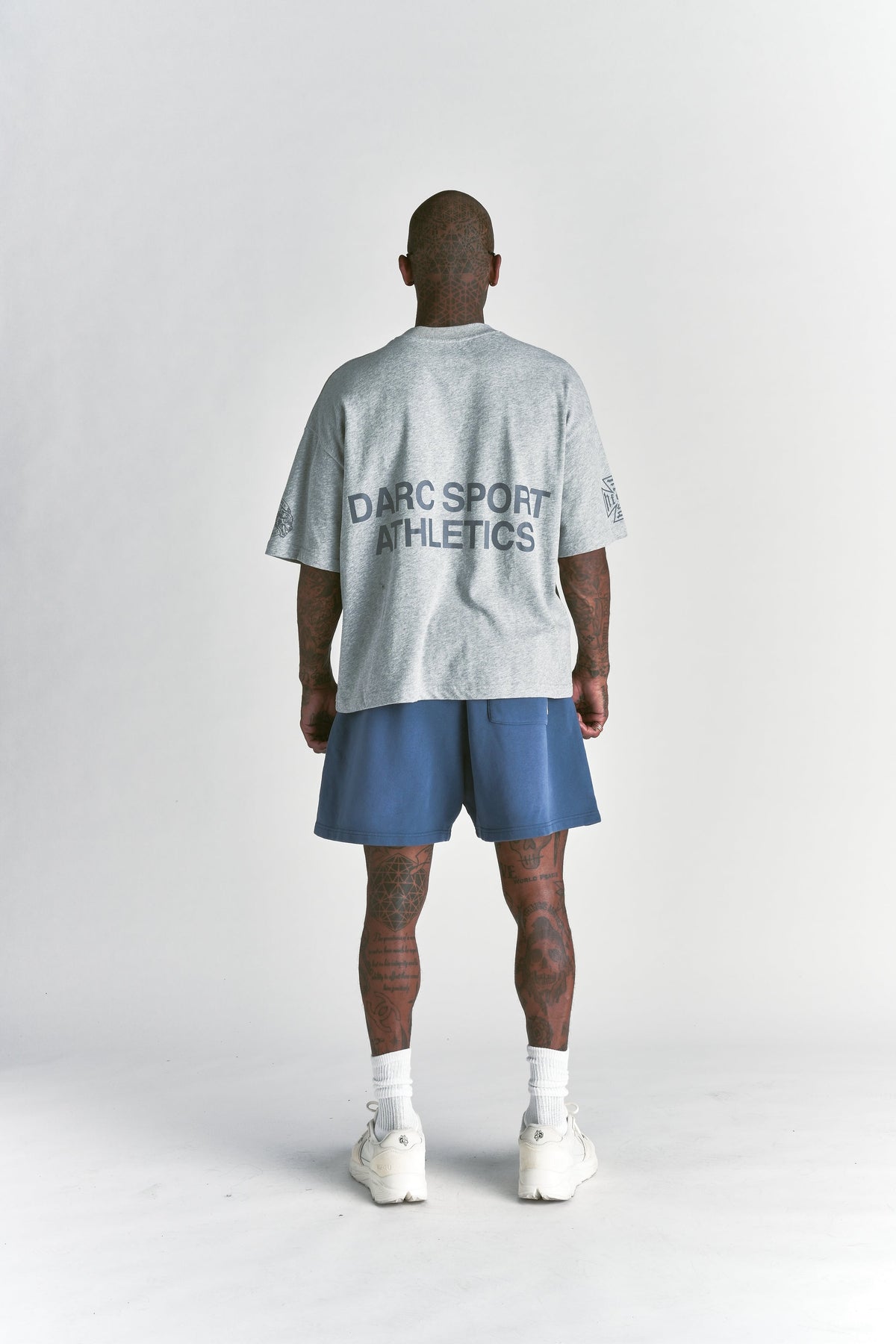 Dual Oversized Post Lounge Sweat Shorts in Washed Denim Sun Fade — imagem 10