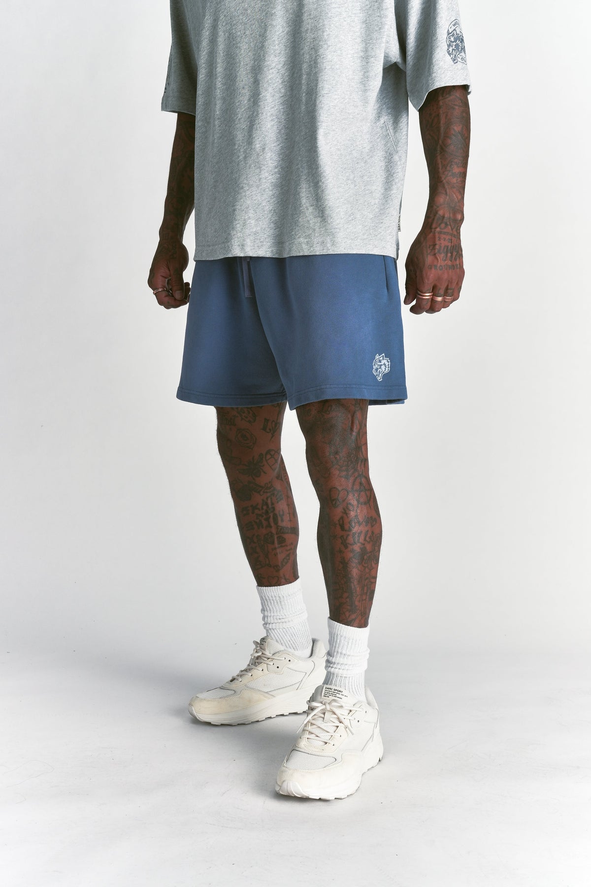Dual Oversized Post Lounge Sweat Shorts in Washed Denim Sun Fade — imagem 2