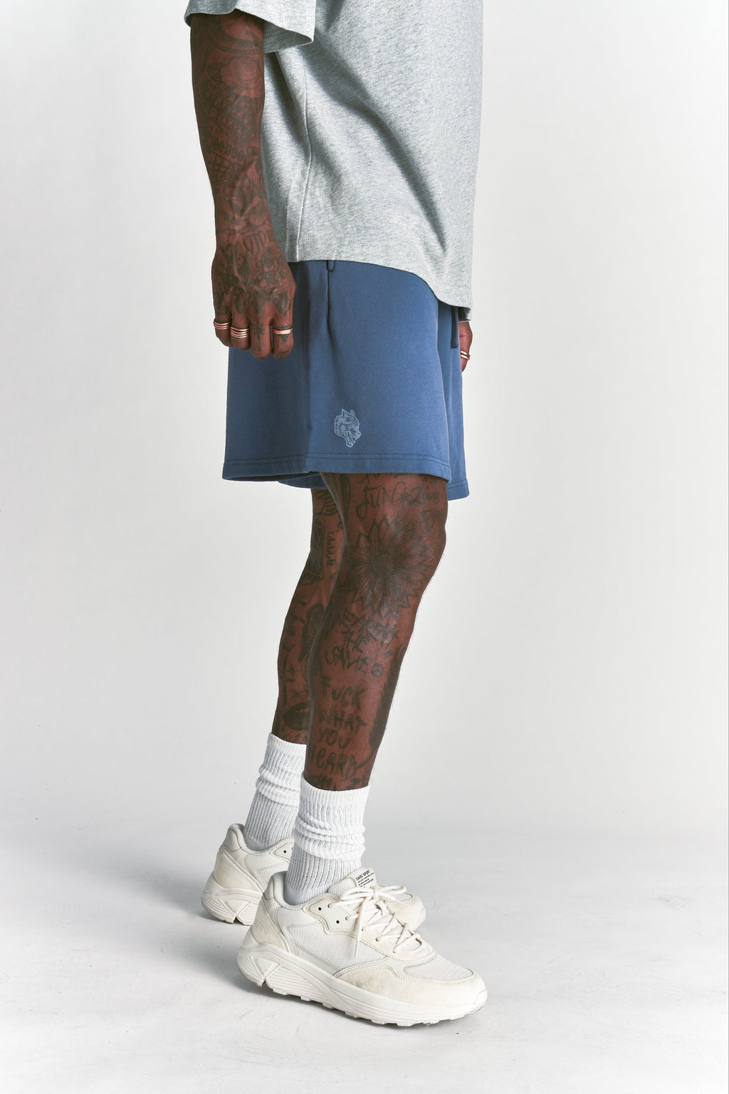 Dual Oversized Post Lounge Sweat Shorts in Washed Denim Sun Fade — imagem 4