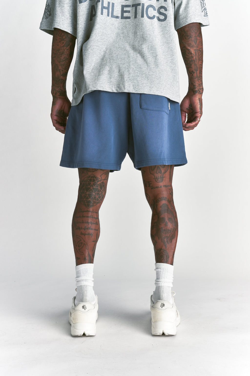 Dual Oversized Post Lounge Sweat Shorts in Washed Denim Sun Fade — imagem 3