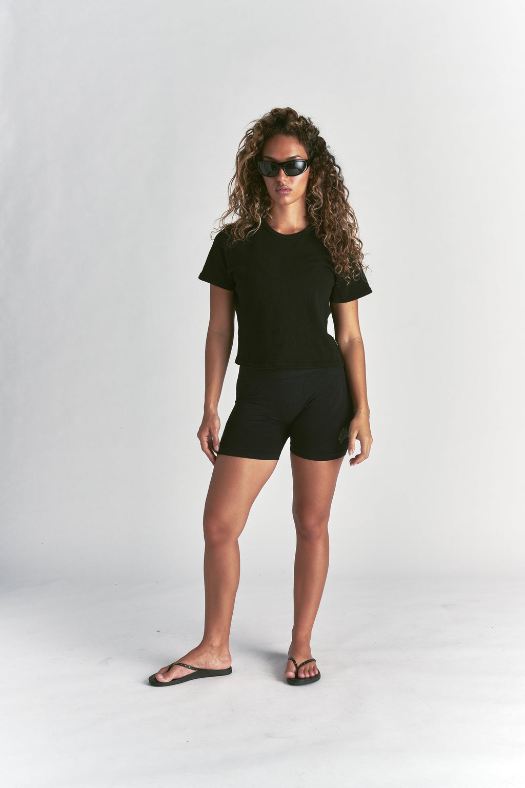 Dual Wolves Forever Timeless Tee in Black — imagem 3