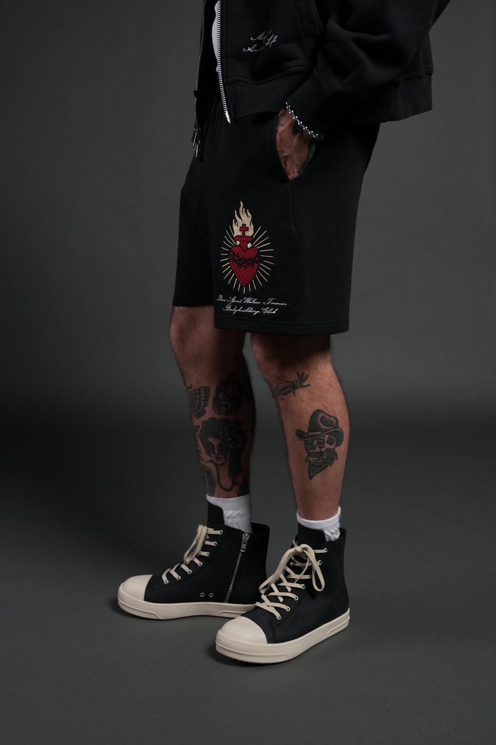 Doomed Love Post Lounge Sweat Shorts in Black — imagem 4