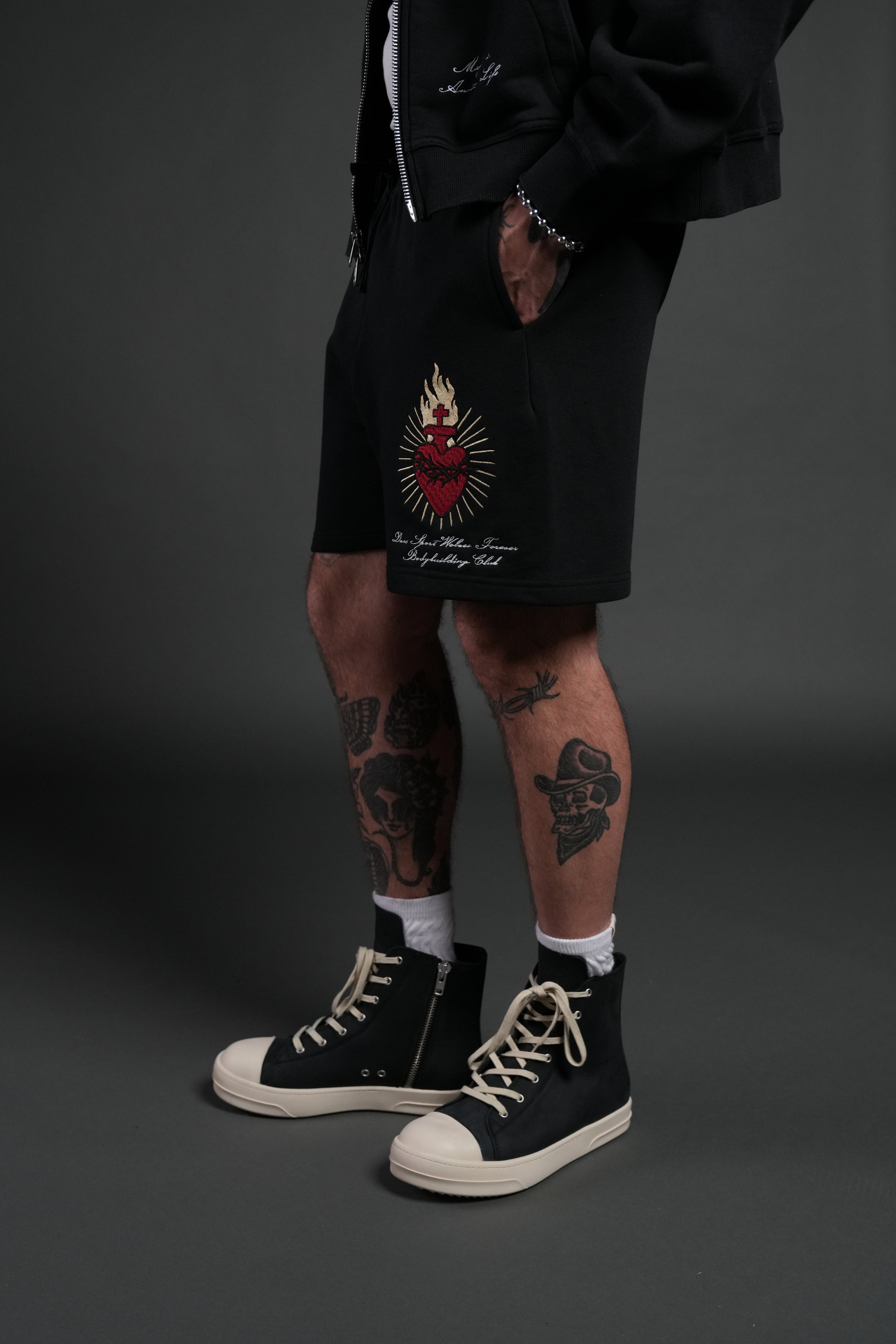 Doomed Love Post Lounge Sweat Shorts in Black — imagem 4