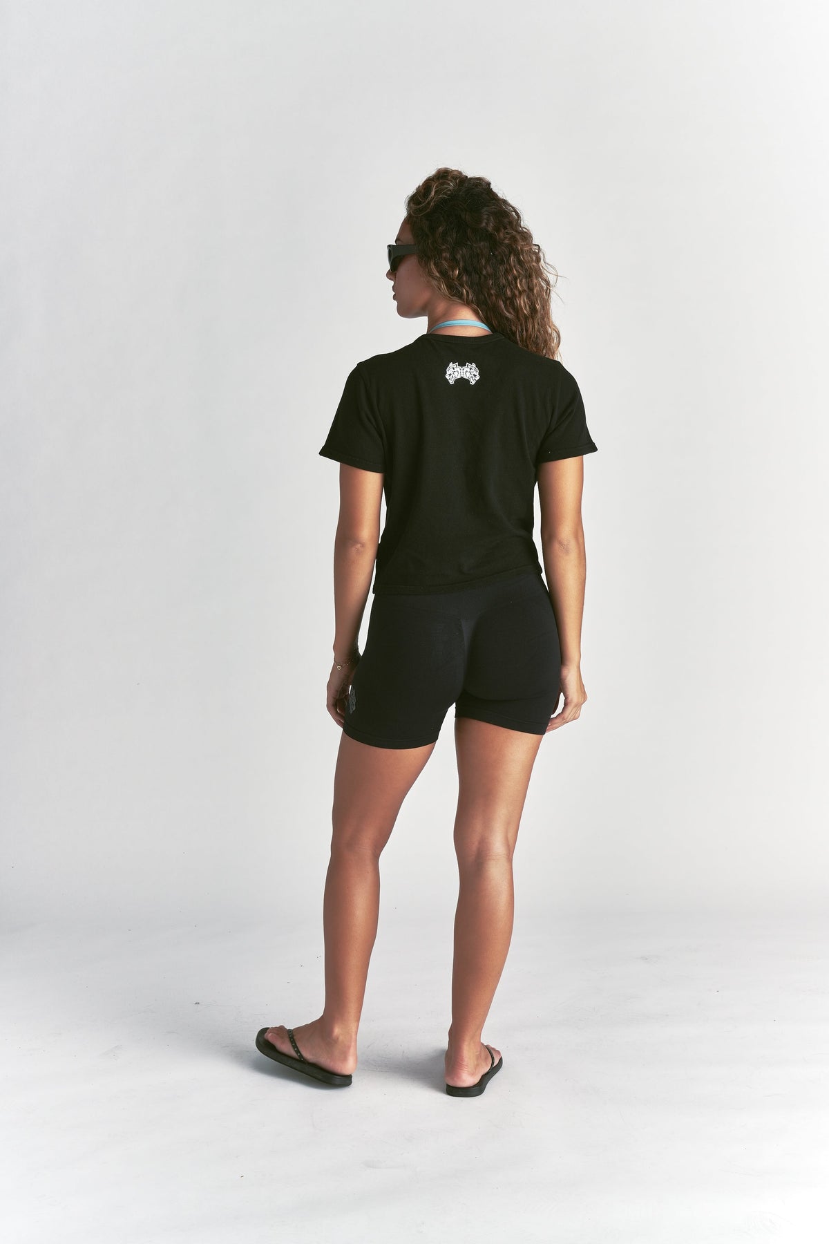 Dual Wolves Forever Timeless Tee in Black — imagem 4