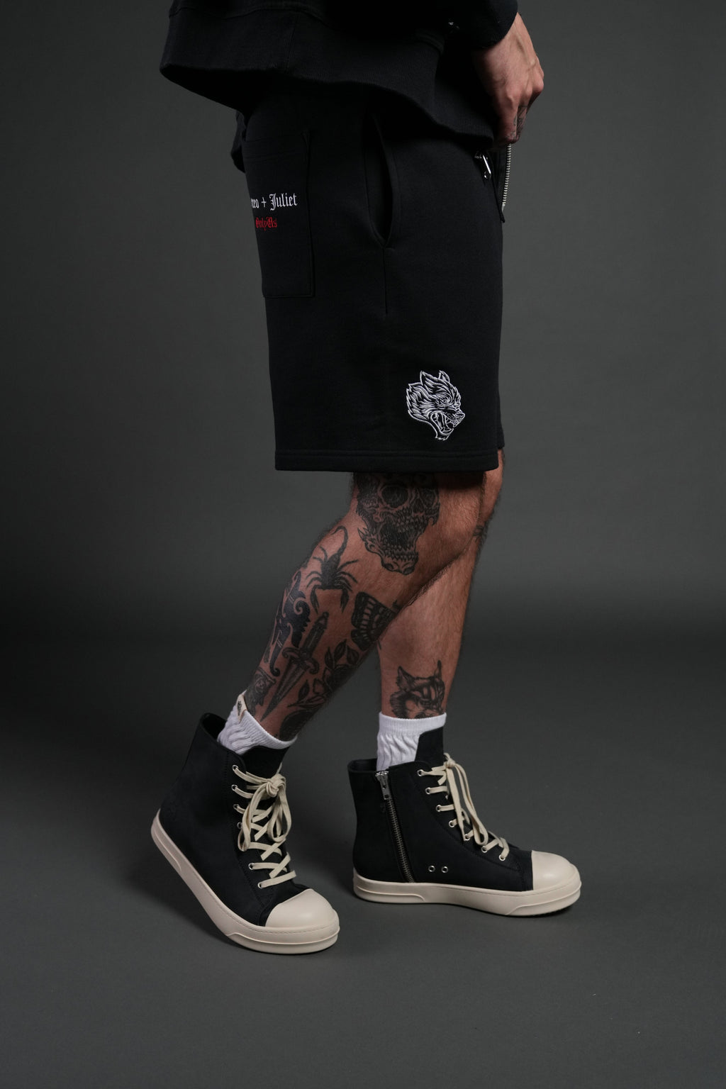 Doomed Love Post Lounge Sweat Shorts in Black — imagem 5