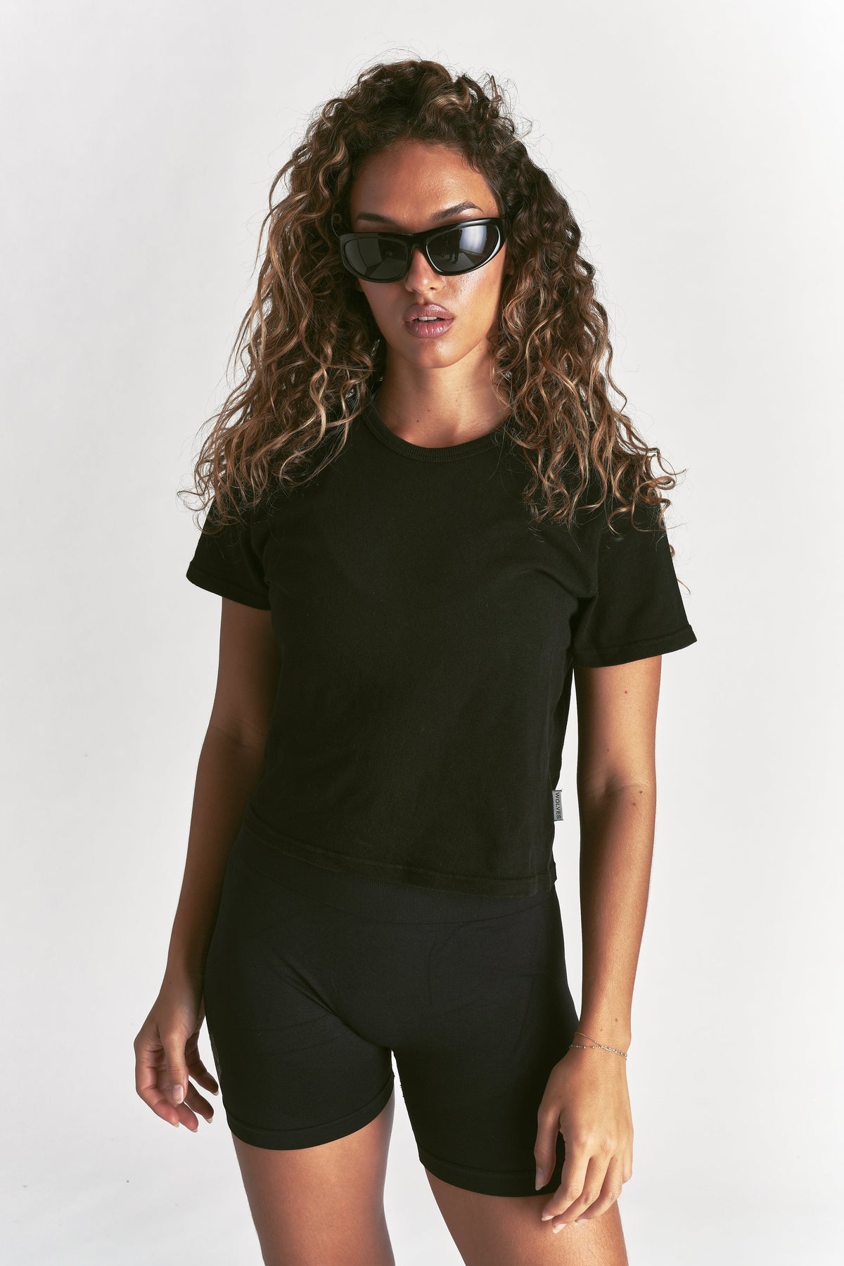 Dual Wolves Forever Timeless Tee in Black — imagem principal