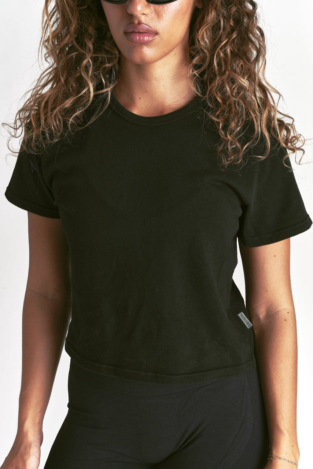 Dual Wolves Forever Timeless Tee in Black — imagem 5
