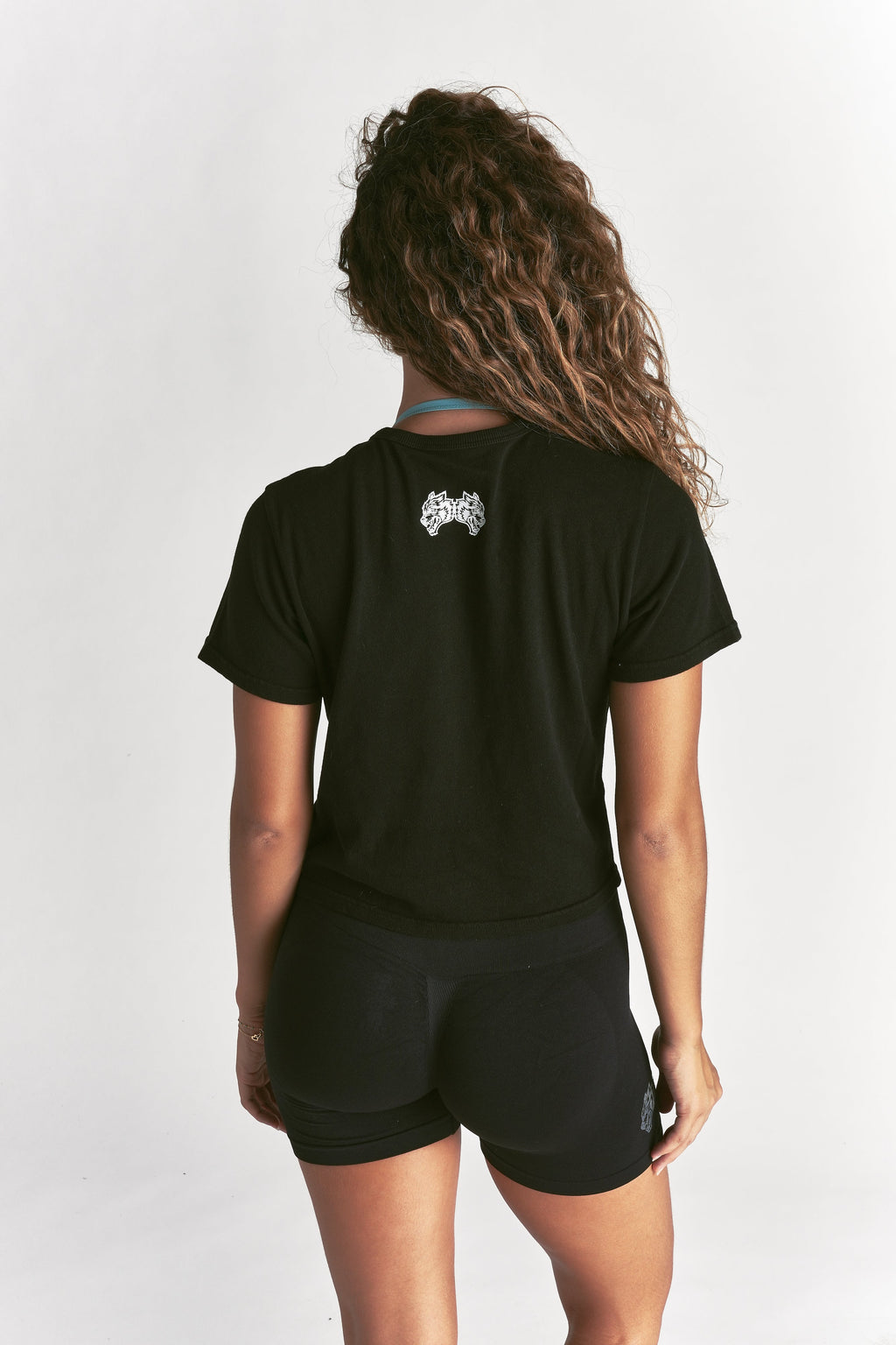 Dual Wolves Forever Timeless Tee in Black — imagem 2