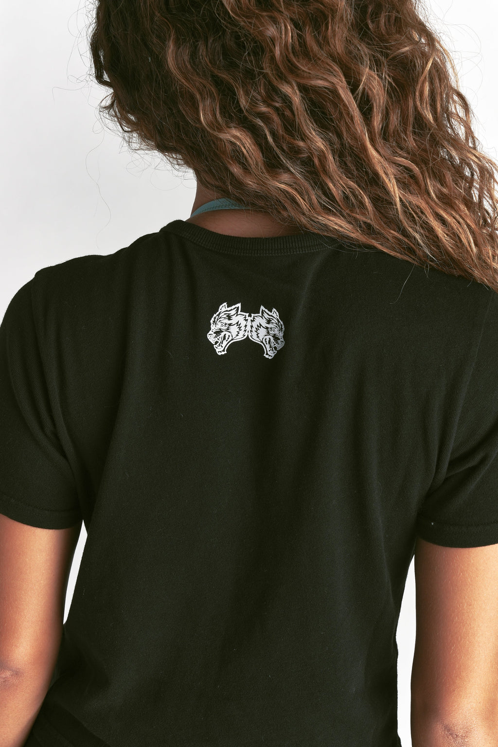Dual Wolves Forever Timeless Tee in Black — imagem 6