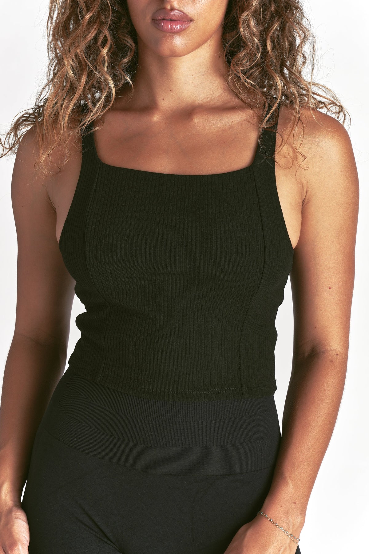 Forever Avery Rib Tank in Black — imagem 5