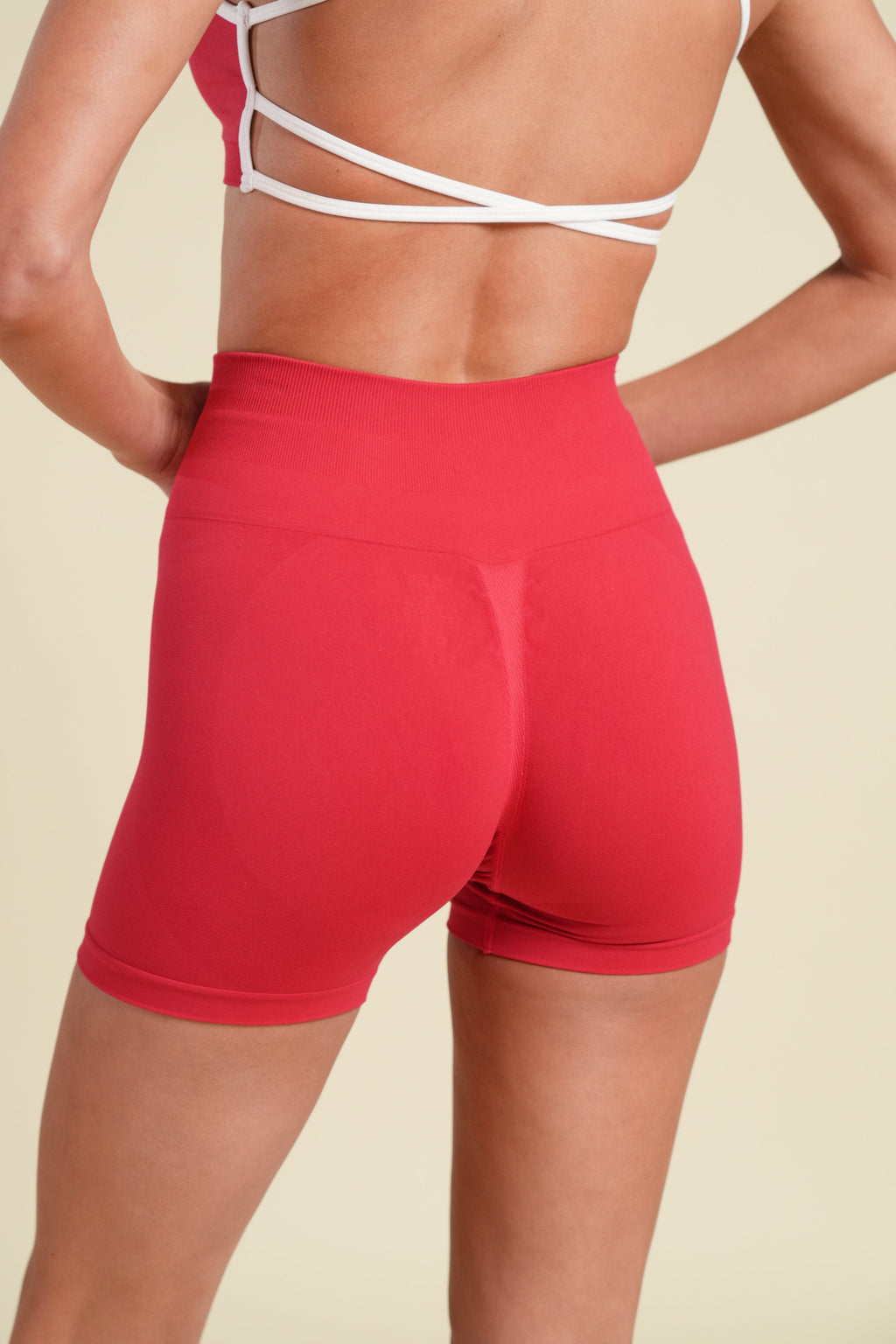 Wolf "Stella" Soft Seamless Shorts in Cherry — imagem 6