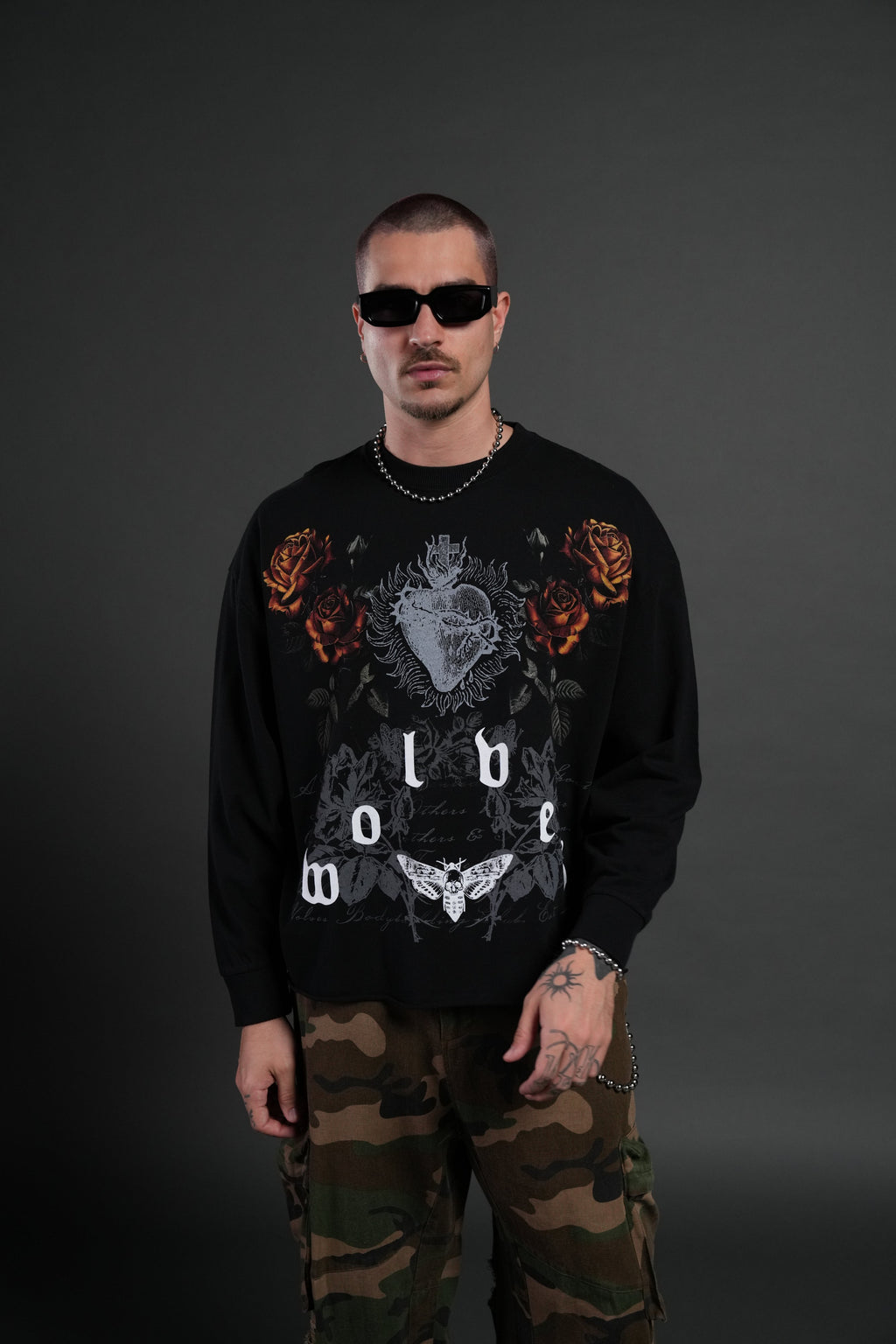 You Are the Reason Grunge Mid-Length Raw Hem LS Tee in Black — imagem 4