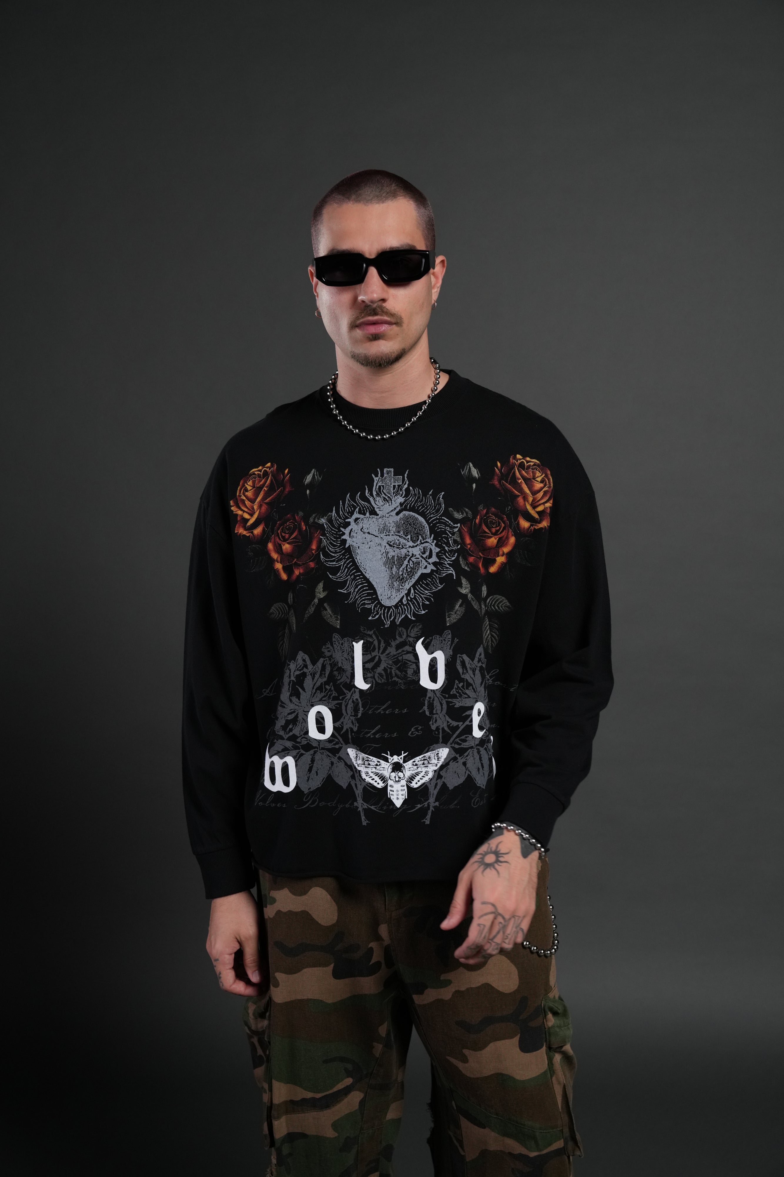 You Are the Reason Grunge Mid-Length Raw Hem LS Tee in Black — imagem 4