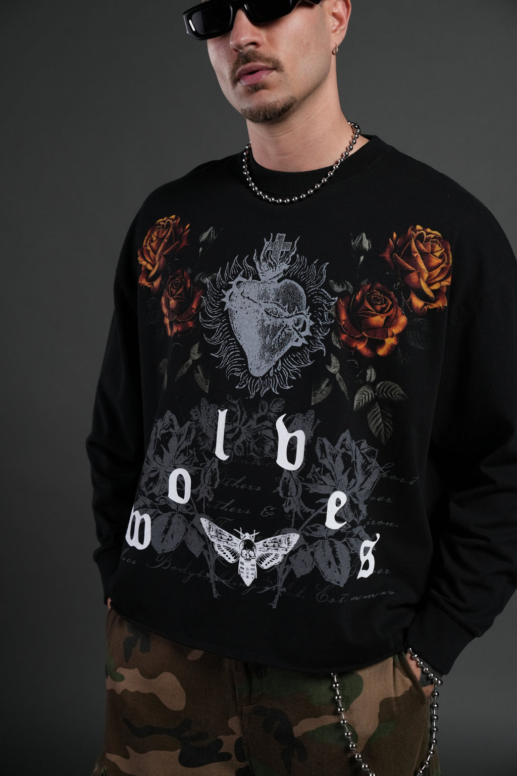 You Are the Reason Grunge Mid-Length Raw Hem LS Tee in Black — imagem 5