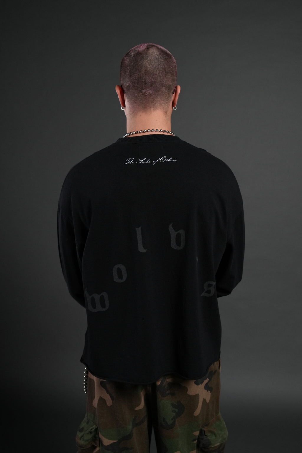 You Are the Reason Grunge Mid-Length Raw Hem LS Tee in Black — imagem 2
