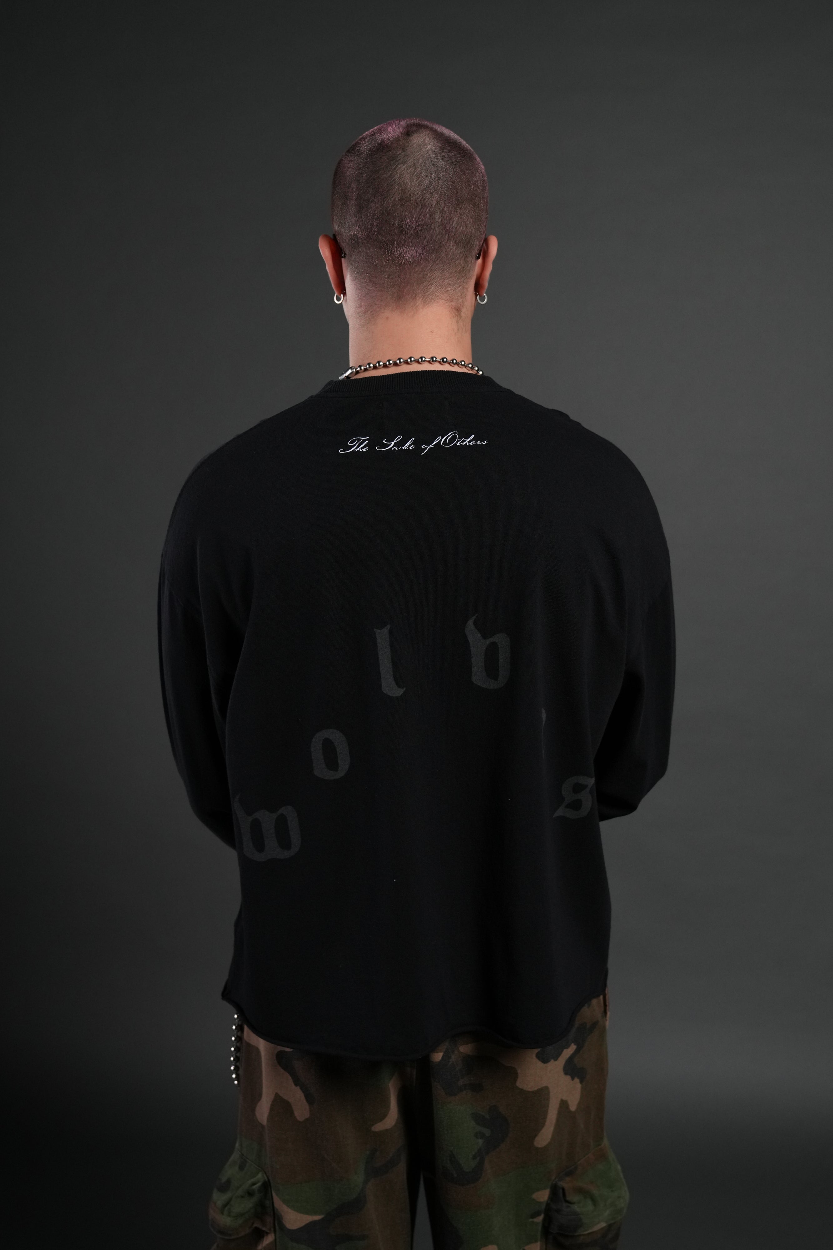 You Are the Reason Grunge Mid-Length Raw Hem LS Tee in Black — imagem 2
