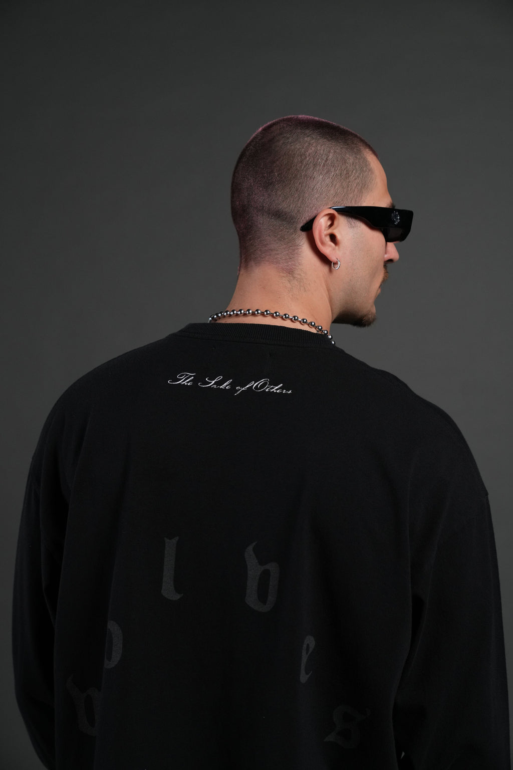 You Are the Reason Grunge Mid-Length Raw Hem LS Tee in Black — imagem 6