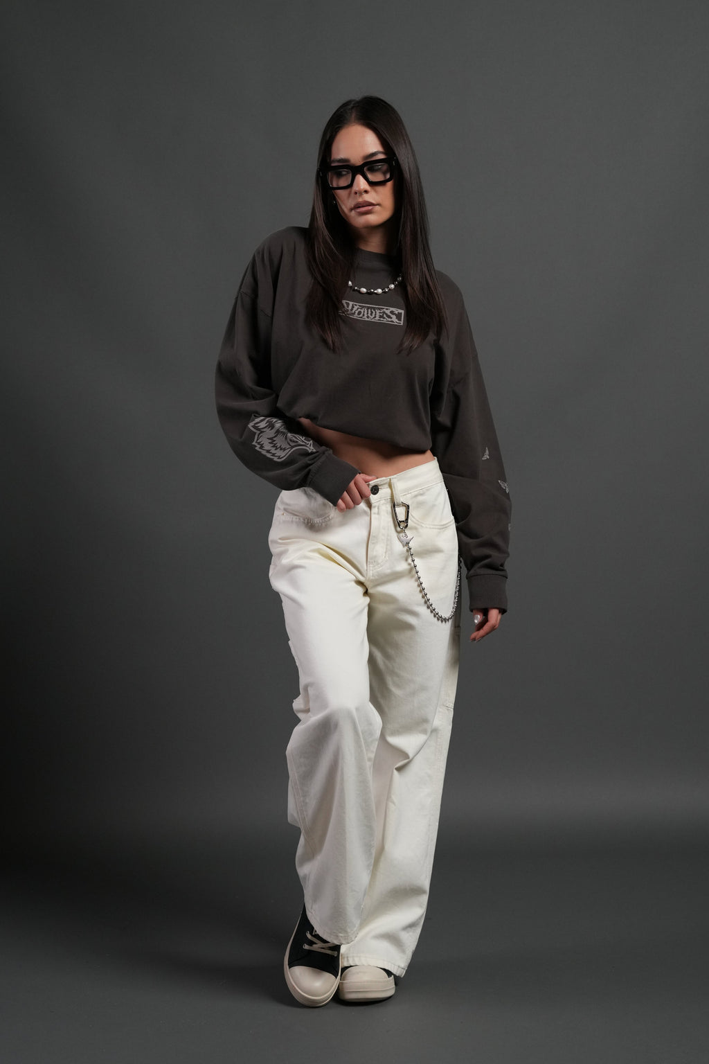 Wolves Valor Grunge Mid Length Raw Hem Ls Tee in Darc Brown Drift Wash — imagem 5