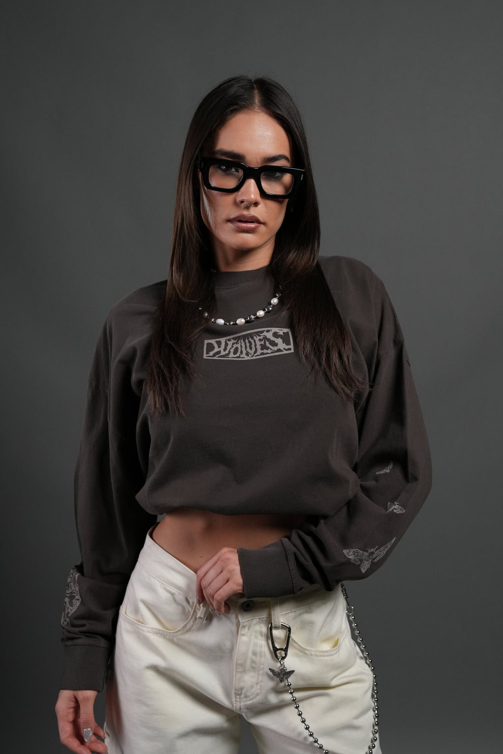 Wolves Valor Grunge Mid Length Raw Hem Ls Tee in Darc Brown Drift Wash — imagem 2