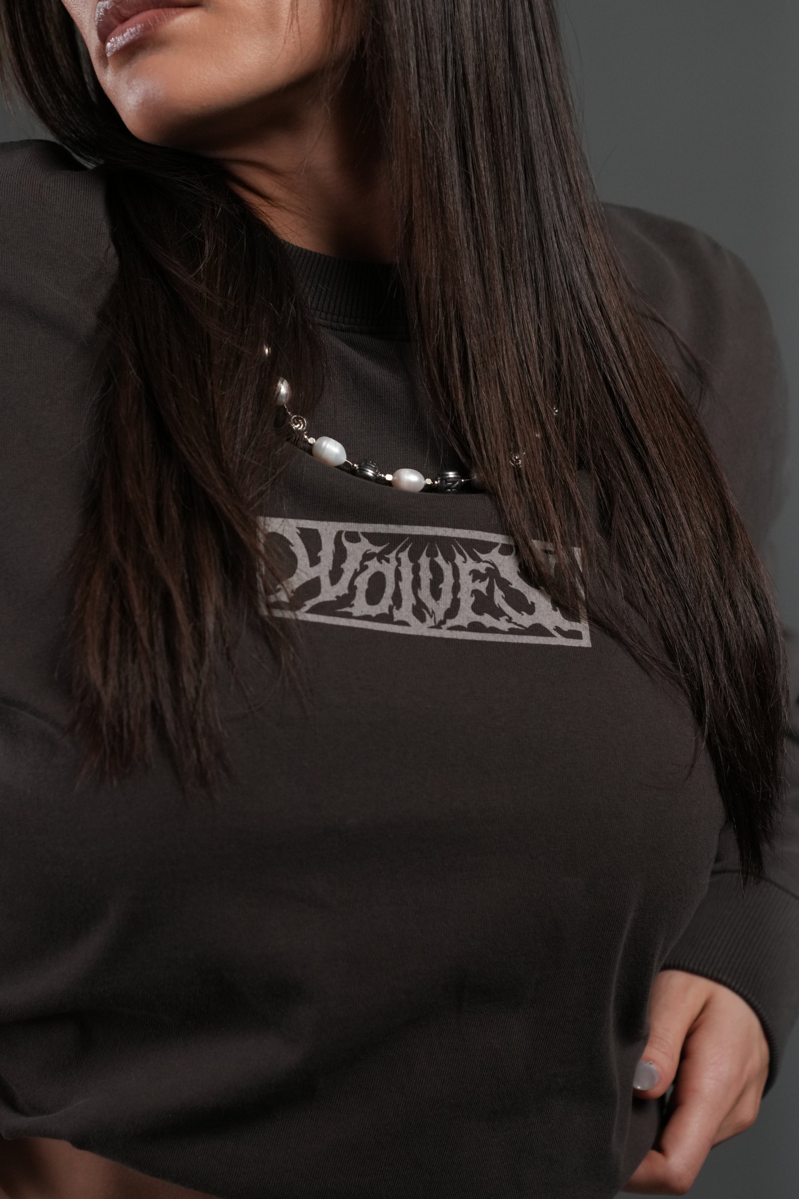 Wolves Valor Grunge Mid Length Raw Hem Ls Tee in Darc Brown Drift Wash — imagem 7