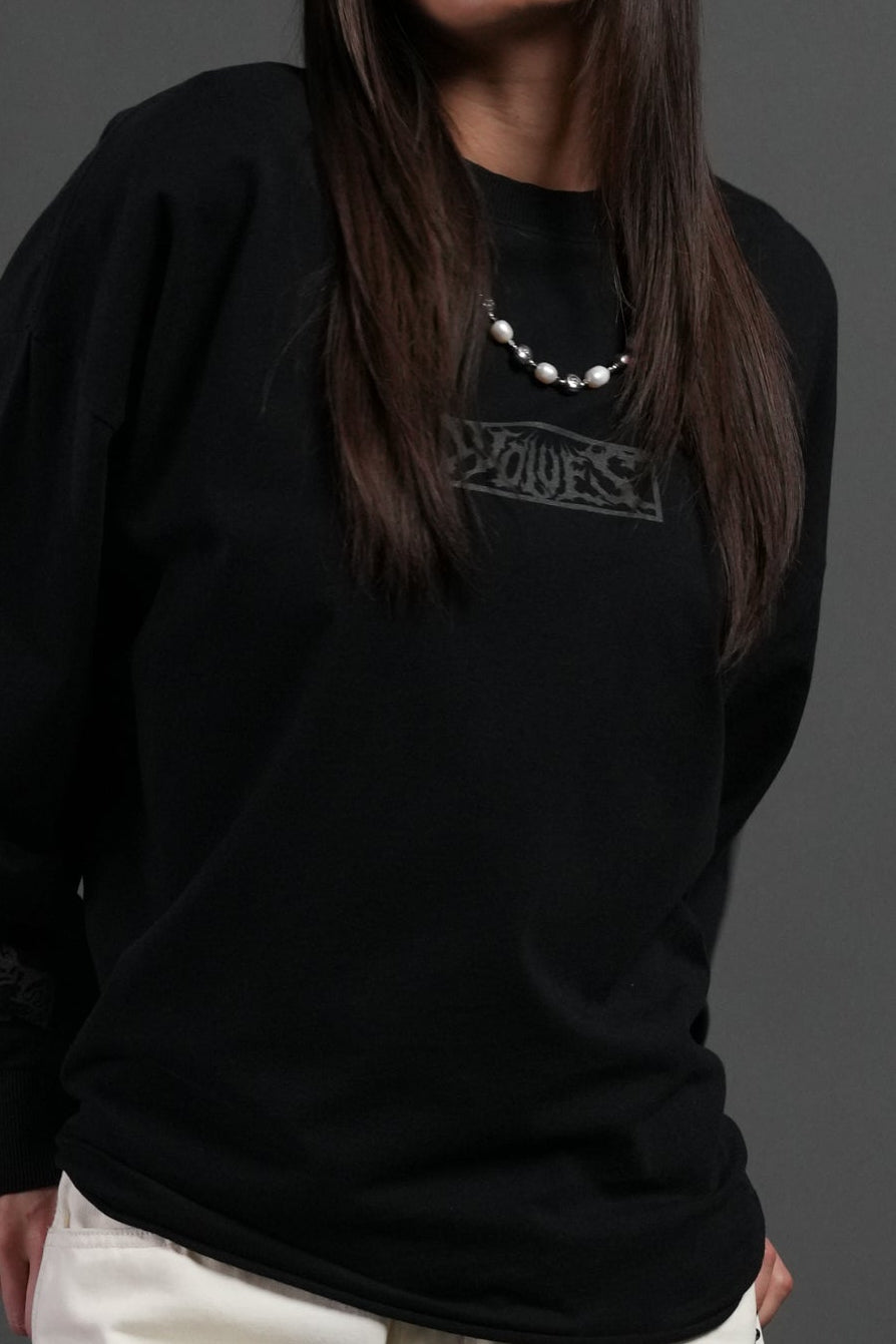 Wolves Valor Grunge Mid Length Raw Hem Ls Tee in Black — imagem 7