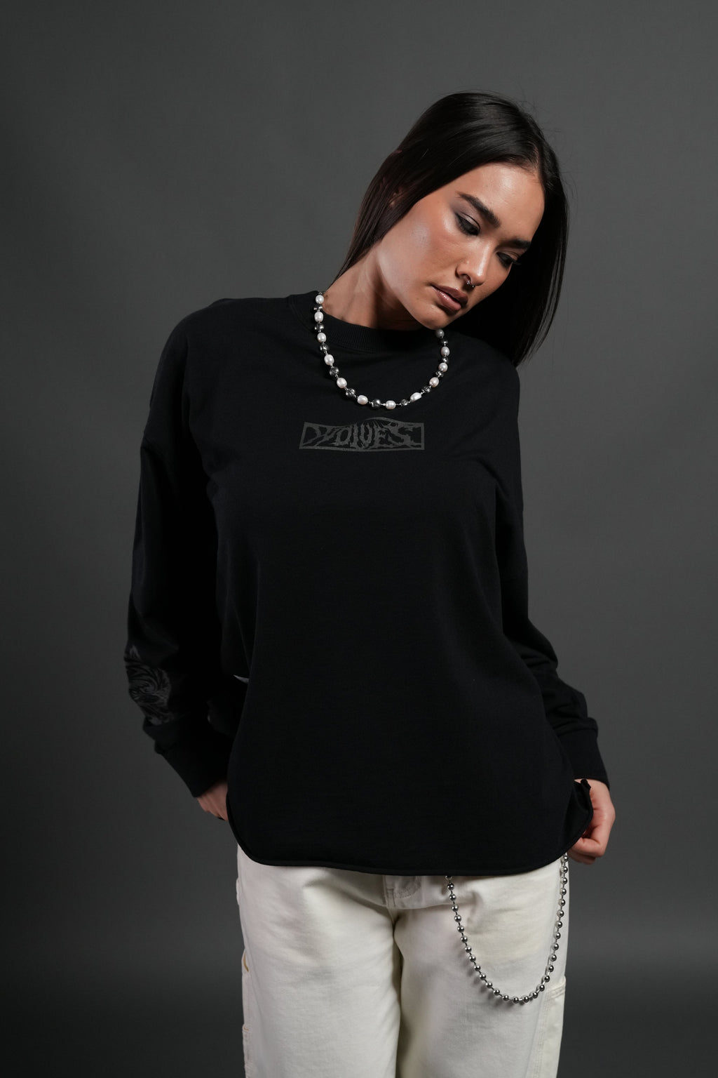 Wolves Valor Grunge Mid Length Raw Hem Ls Tee in Black — imagem 2