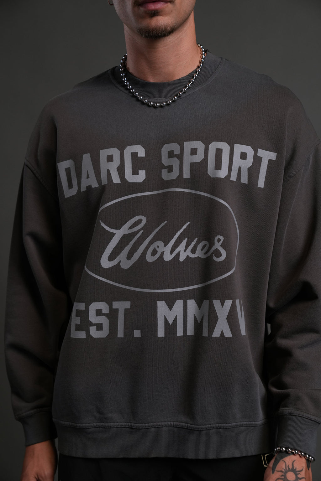 Darc Sport MMXV Grunge Oversized London Unisex Crewneck in Wolf Gray Drift Wash — imagem 7