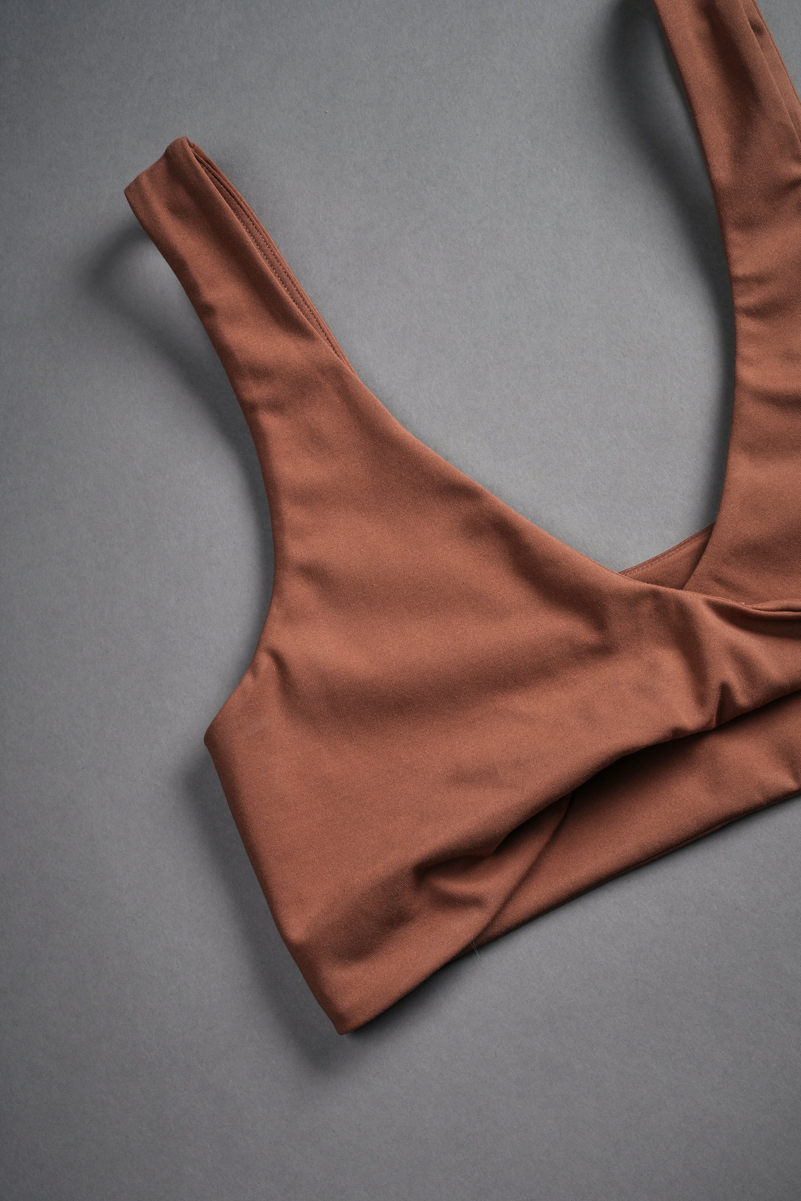 Single Wolf "Twist" Energy Bra in Norse Brown — imagem 7