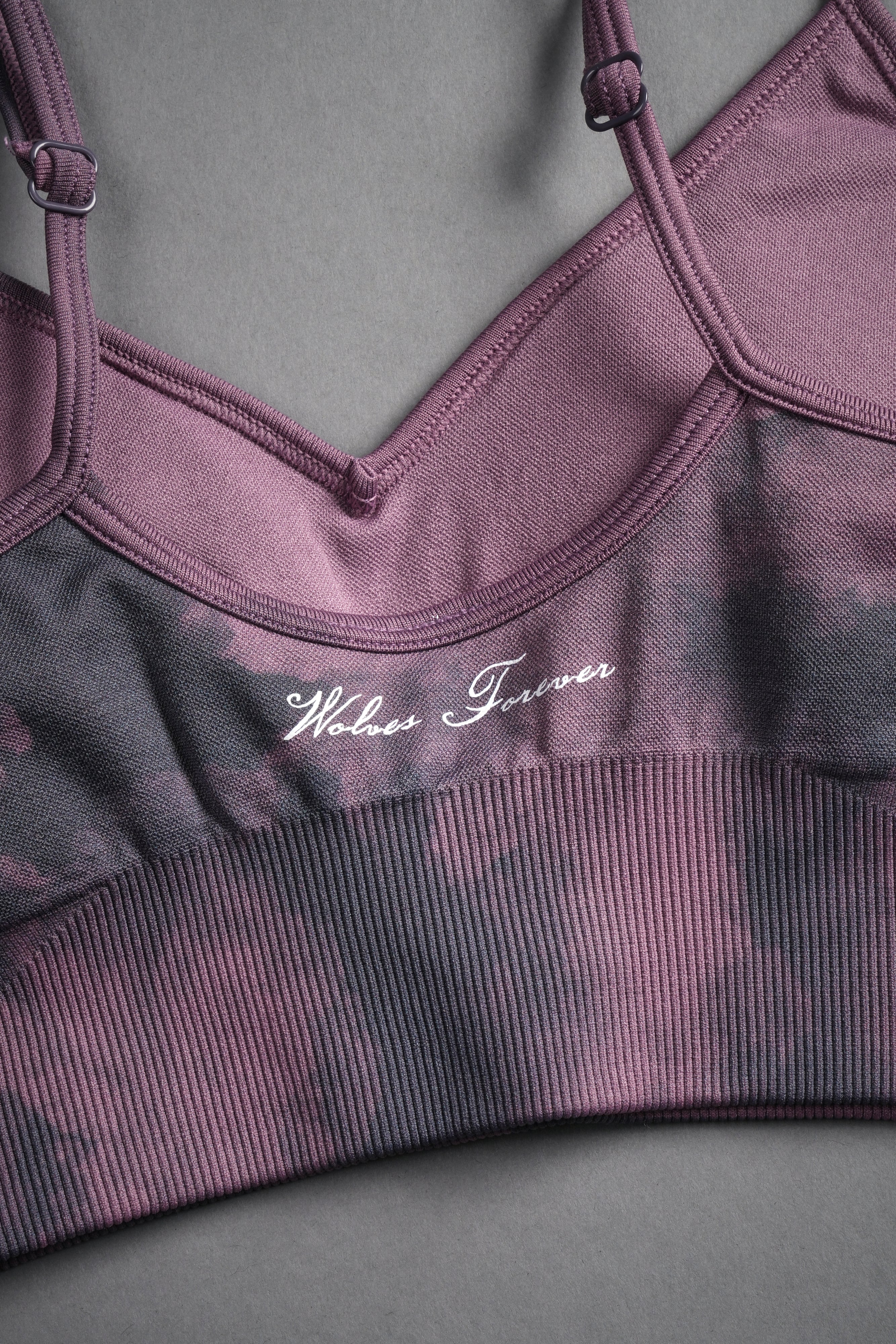 Conquer "Everson Seamless" Sports Bra in Cipher Purple Big Ghost Cloud — imagem 7