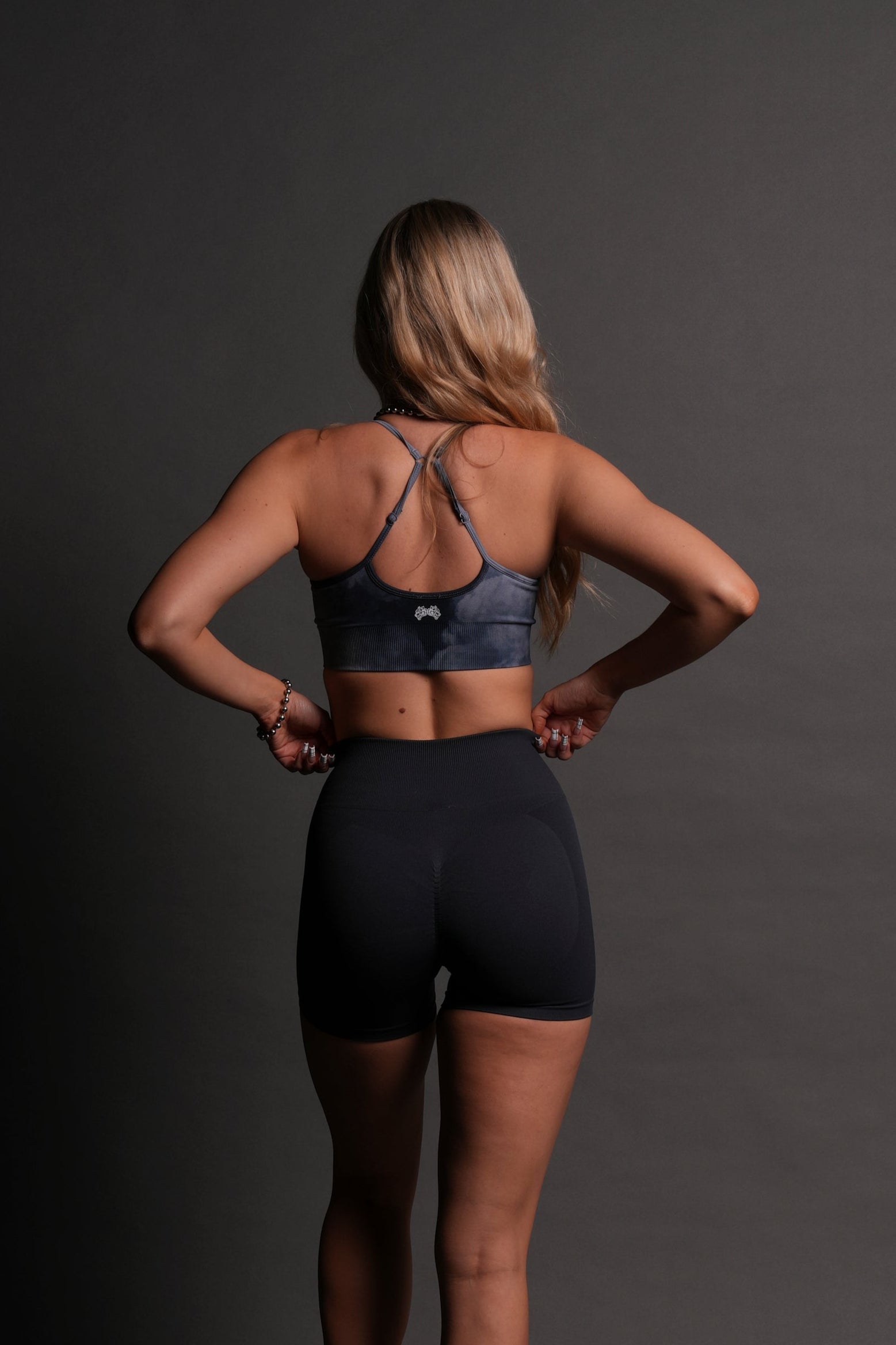 Wolves Pyramid "Everson Seamless" Sports Bra in Darc Blue Big Ghost Clouds — imagem 2