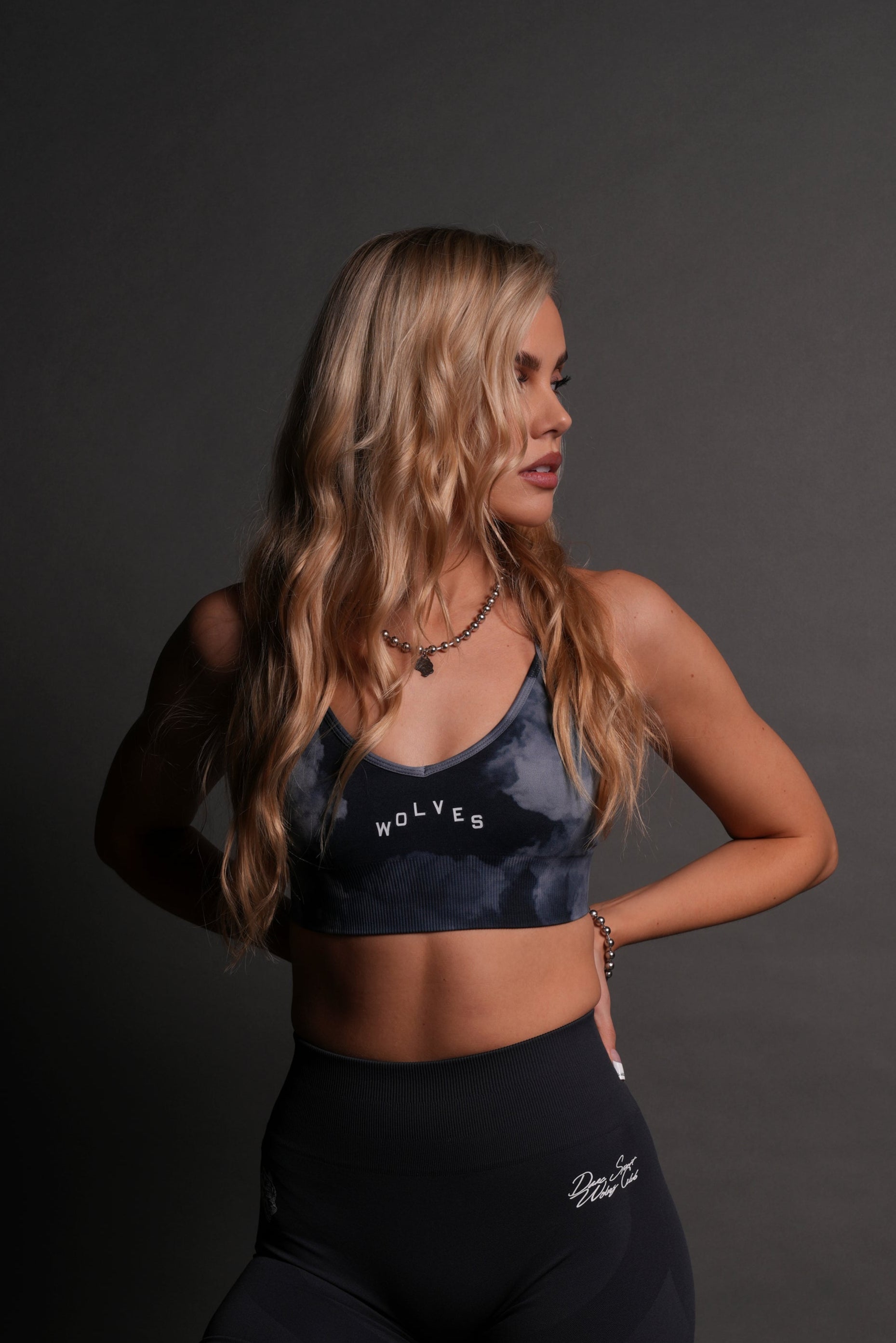 Wolves Pyramid "Everson Seamless" Sports Bra in Darc Blue Big Ghost Clouds — imagem 1