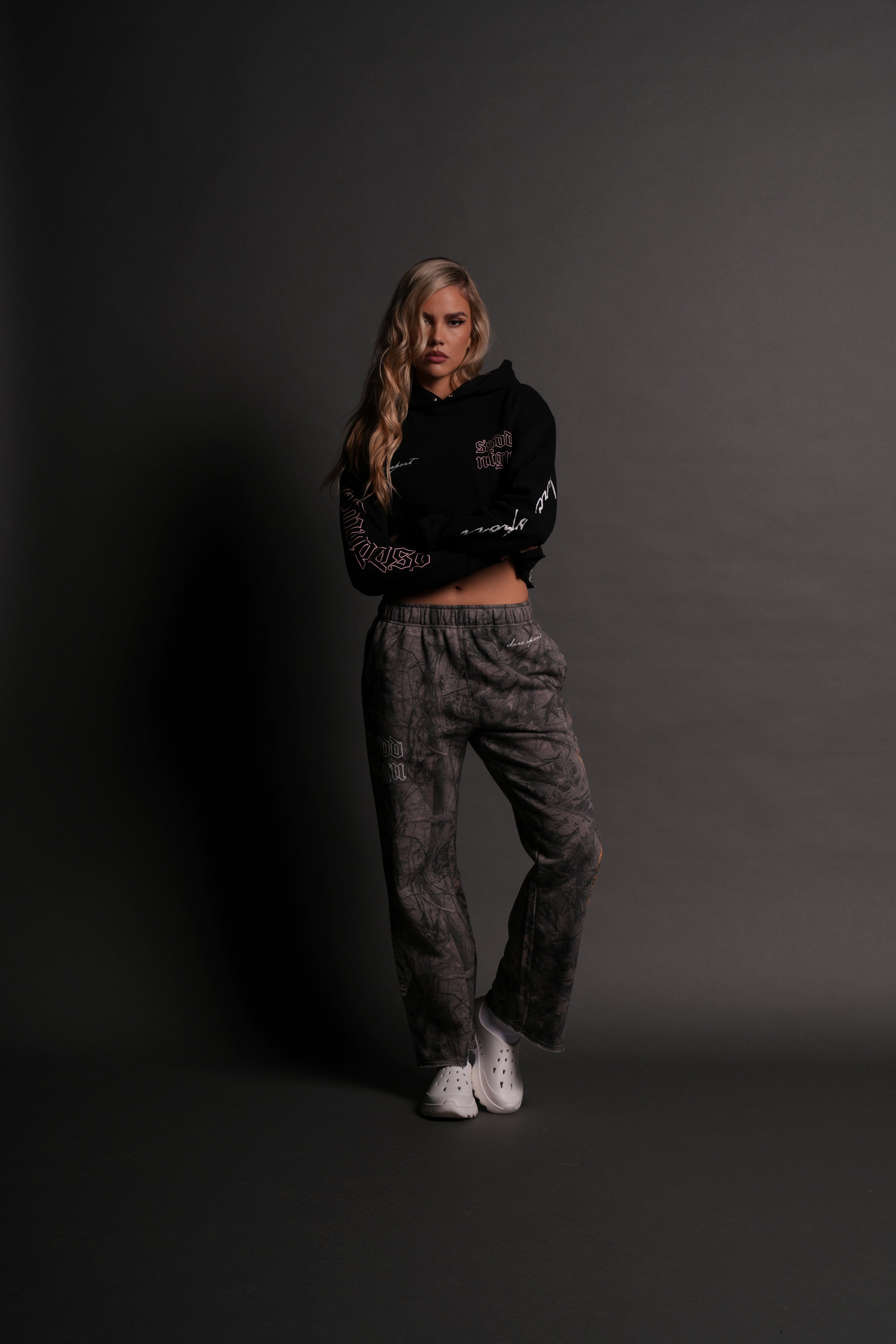 New Beginnings "Pierce" (Cropped) Hoodie in Black — imagem 5