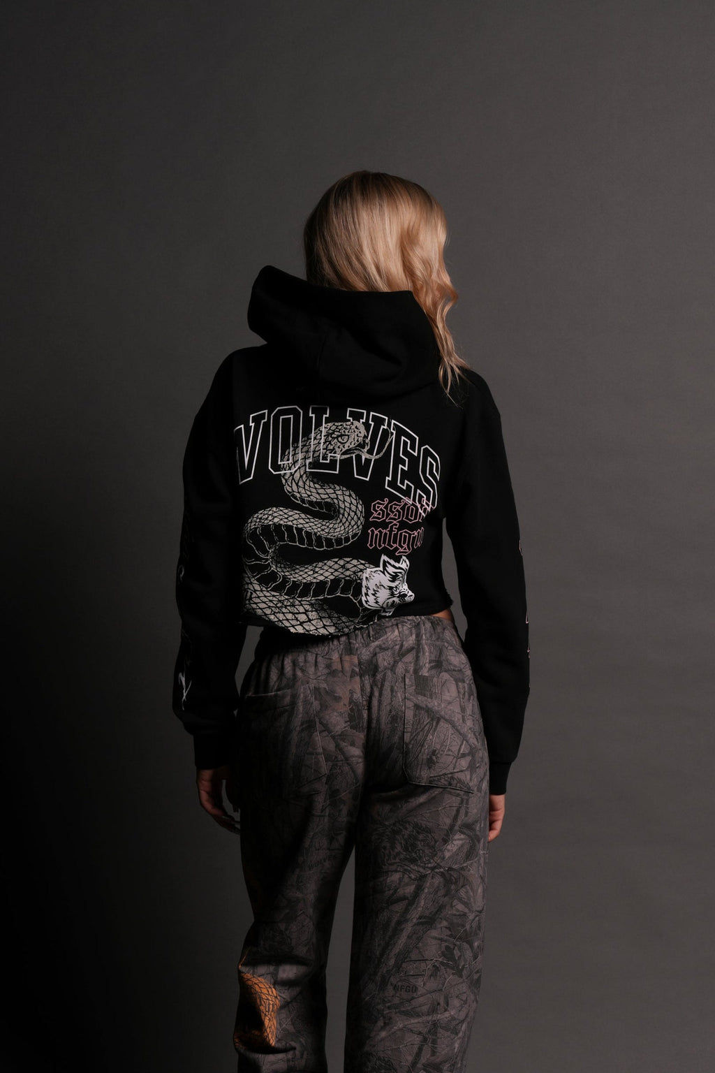 New Beginnings "Pierce" (Cropped) Hoodie in Black — imagem 2