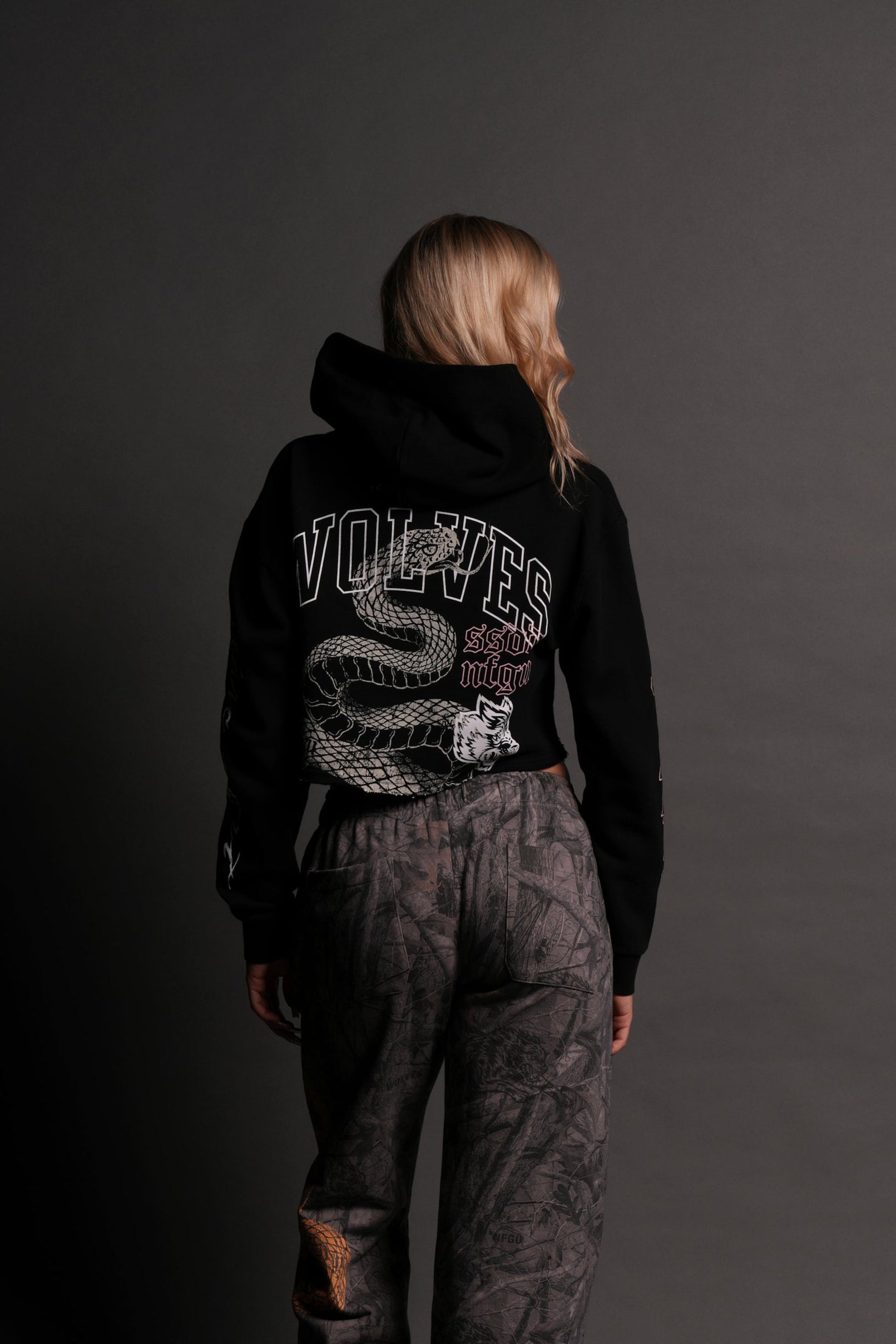 New Beginnings "Pierce" (Cropped) Hoodie in Black — imagem 2