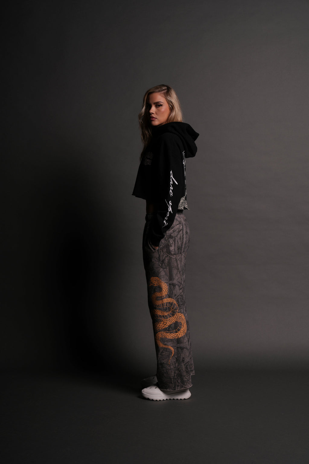 New Beginnings "Pierce" (Cropped) Hoodie in Black — imagem 11