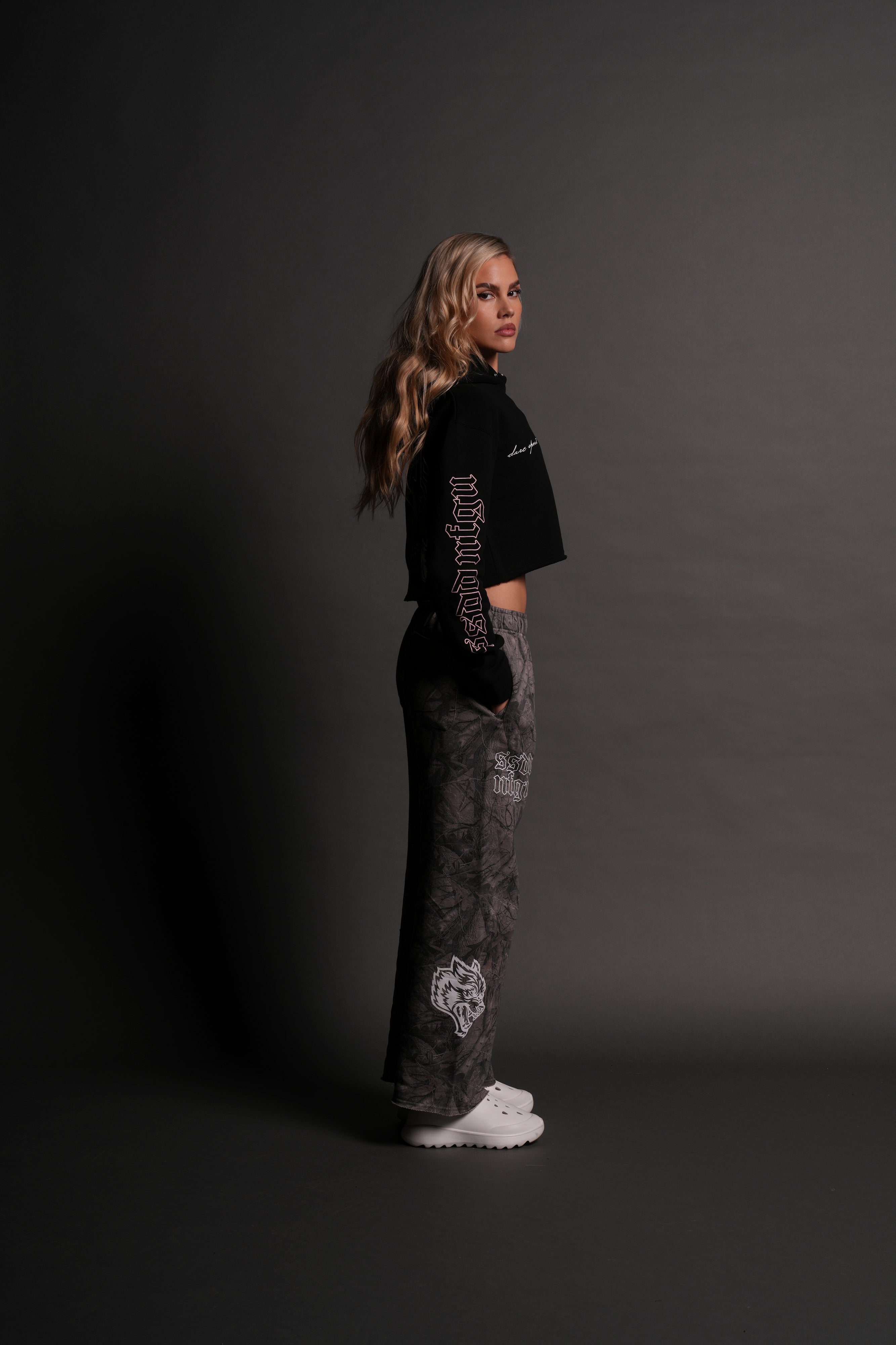 New Beginnings "Pierce" (Cropped) Hoodie in Black — imagem 13