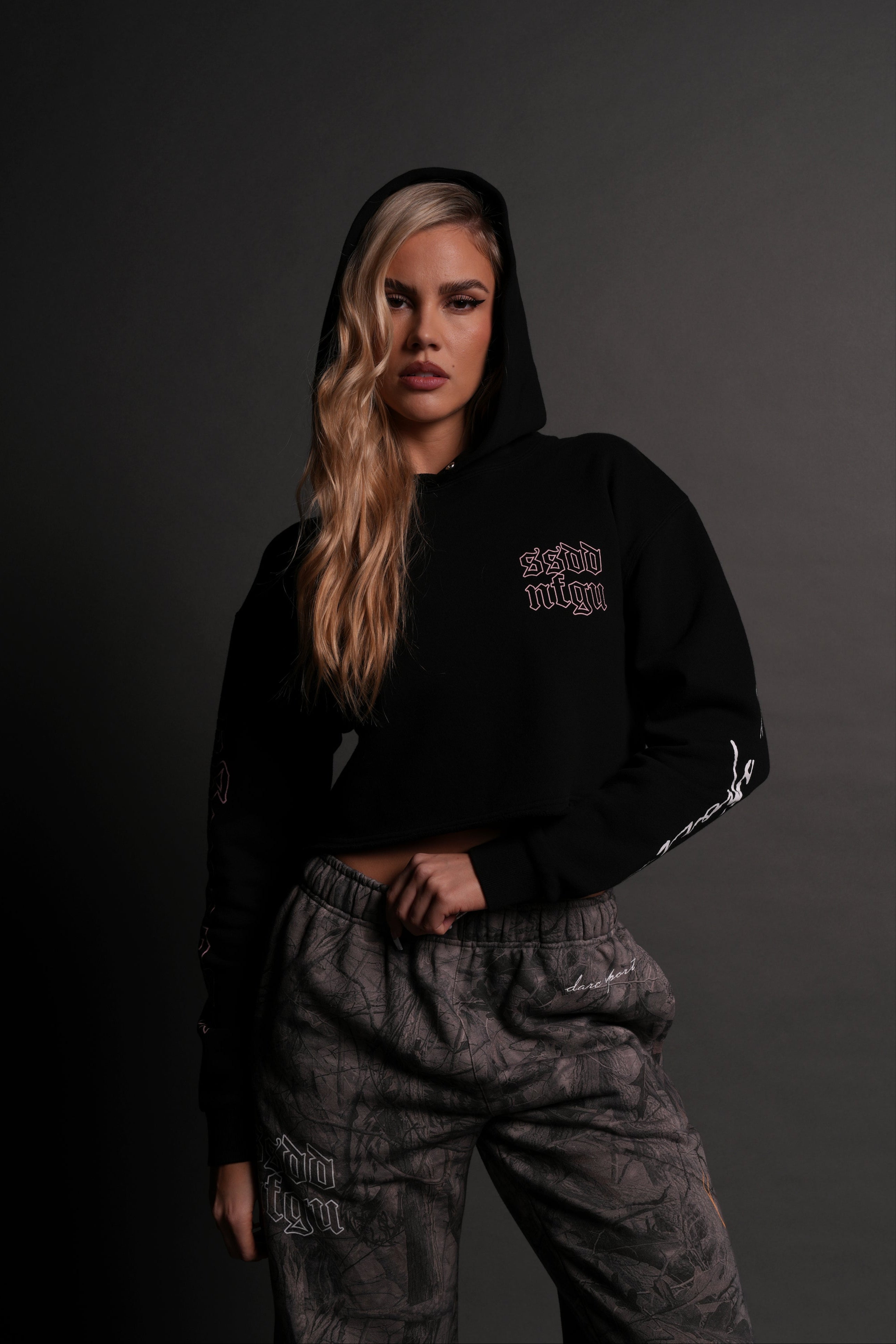 New Beginnings "Pierce" (Cropped) Hoodie in Black — imagem 1