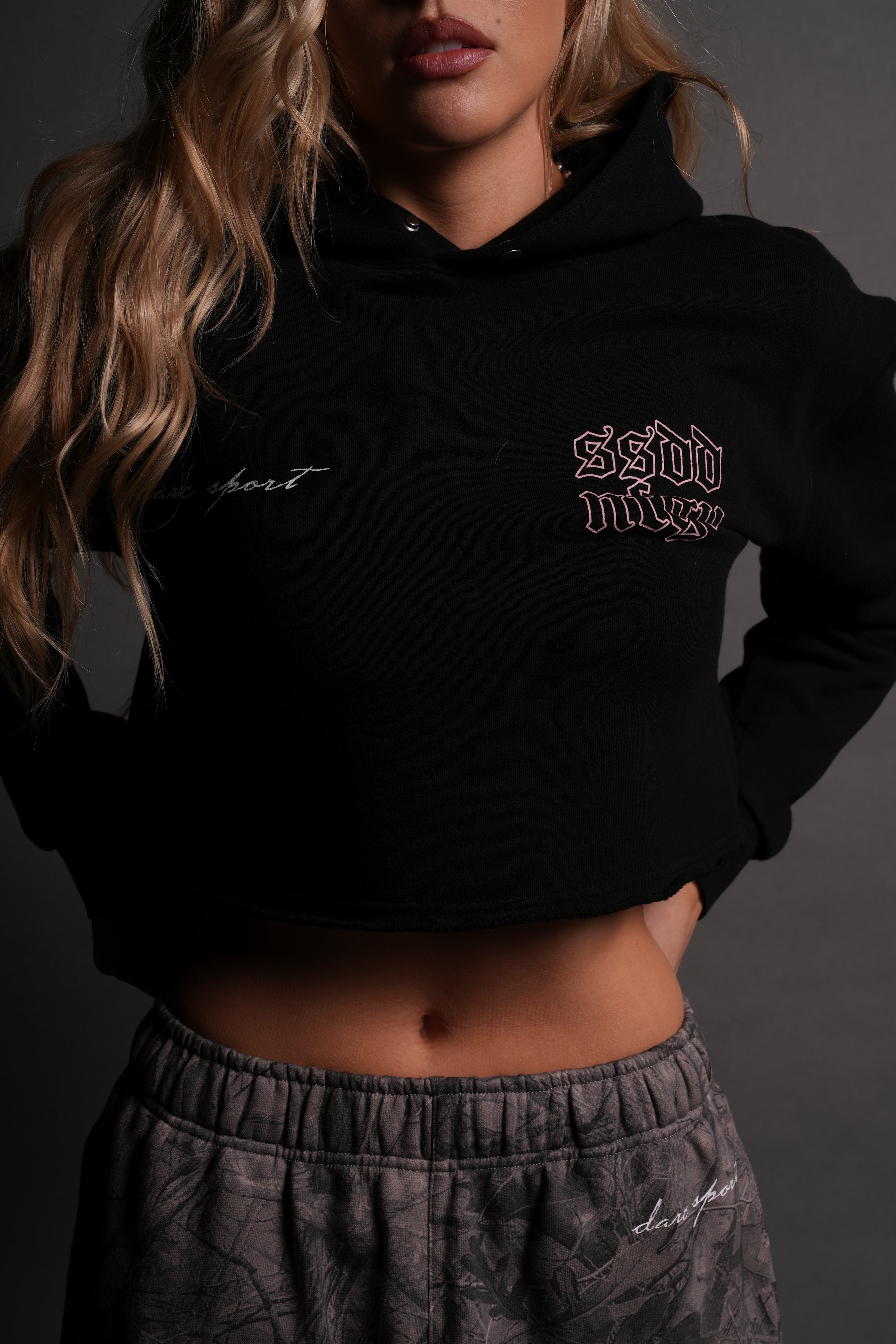 New Beginnings "Pierce" (Cropped) Hoodie in Black — imagem 7