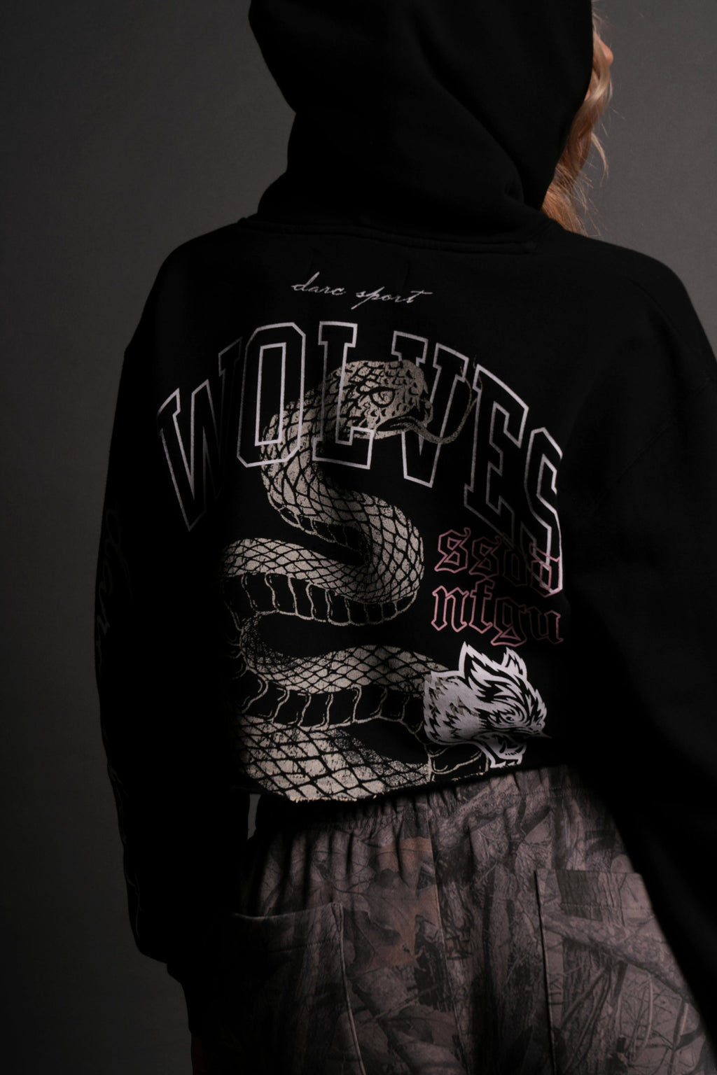 New Beginnings "Pierce" (Cropped) Hoodie in Black — imagem 9