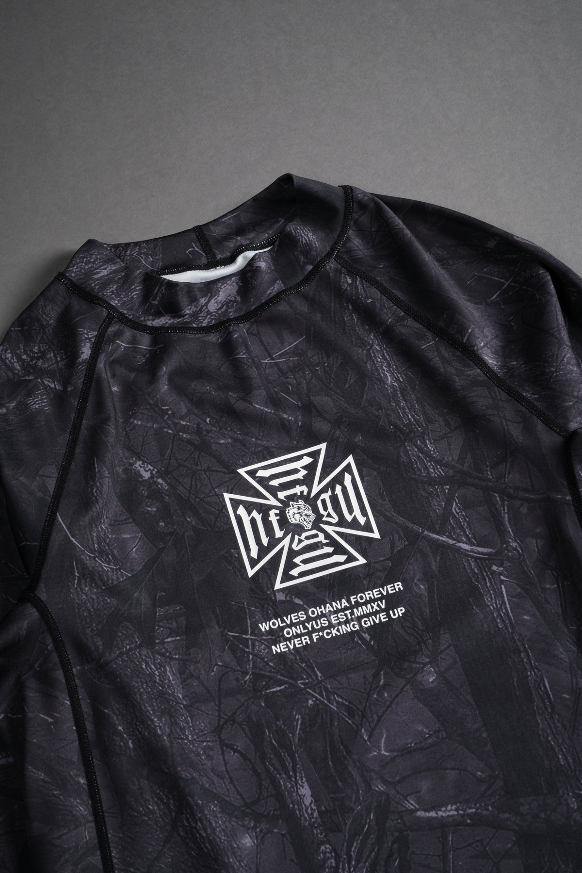 Core Rash Guard in Darc Driftwood Forest Camo — imagem 8