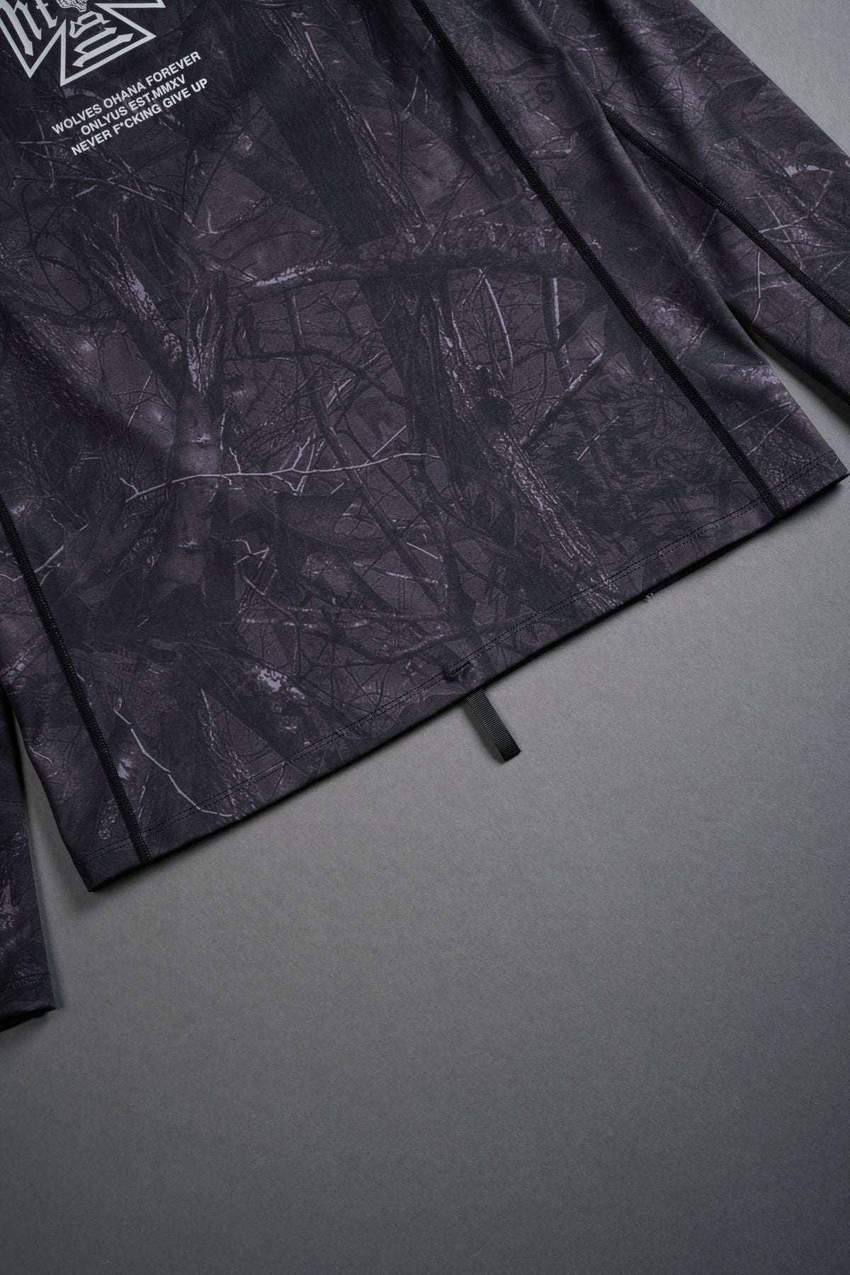 Core Rash Guard in Darc Driftwood Forest Camo — imagem 12