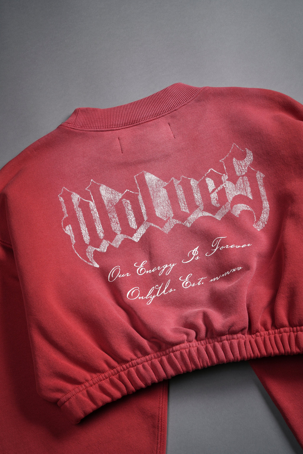 Her Darcness "Gwen" (Cropped) Crewneck in Roman Red Tonal Sun Fade — imagem 9