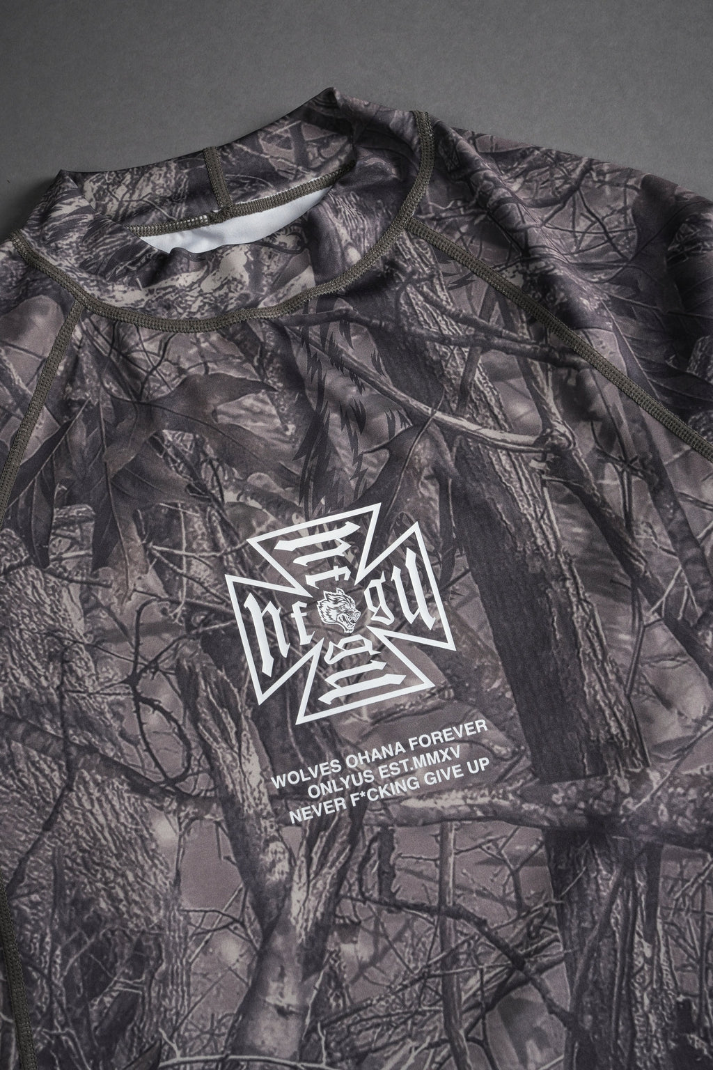 Core Rash Guard in Dusk Moss Driftwood Forest Camo — imagem 8