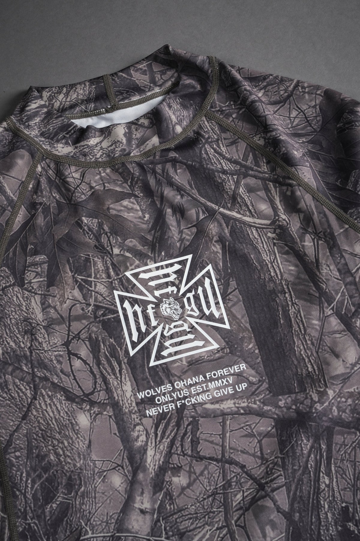 Core Rash Guard in Dusk Moss Driftwood Forest Camo — imagem 8