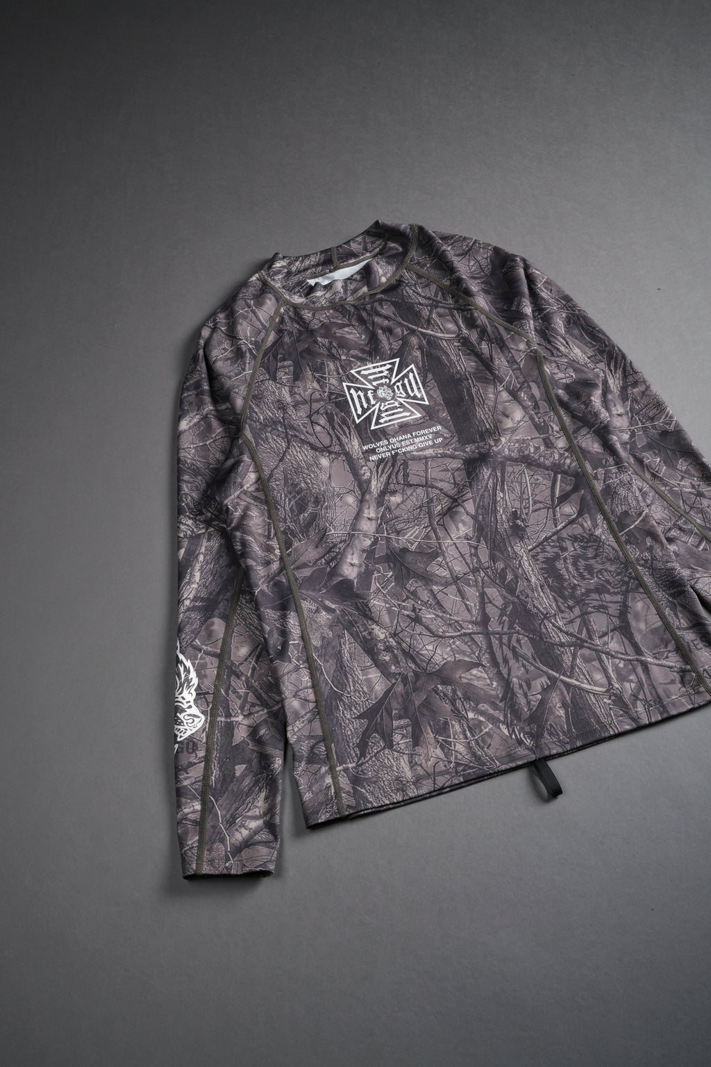 Core Rash Guard in Dusk Moss Driftwood Forest Camo — imagem 9