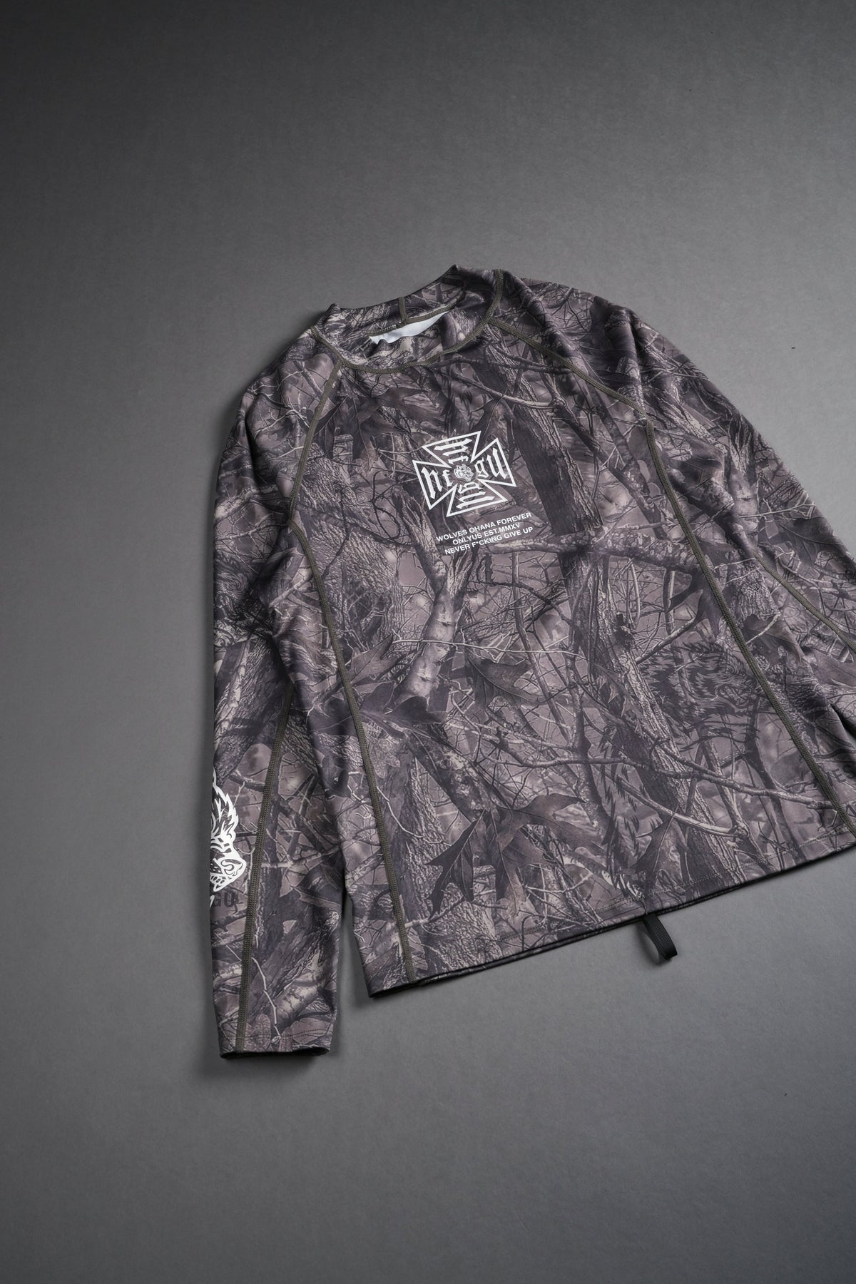 Core Rash Guard in Dusk Moss Driftwood Forest Camo — imagem 9