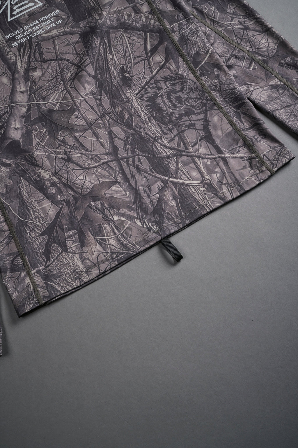 Core Rash Guard in Dusk Moss Driftwood Forest Camo — imagem 10
