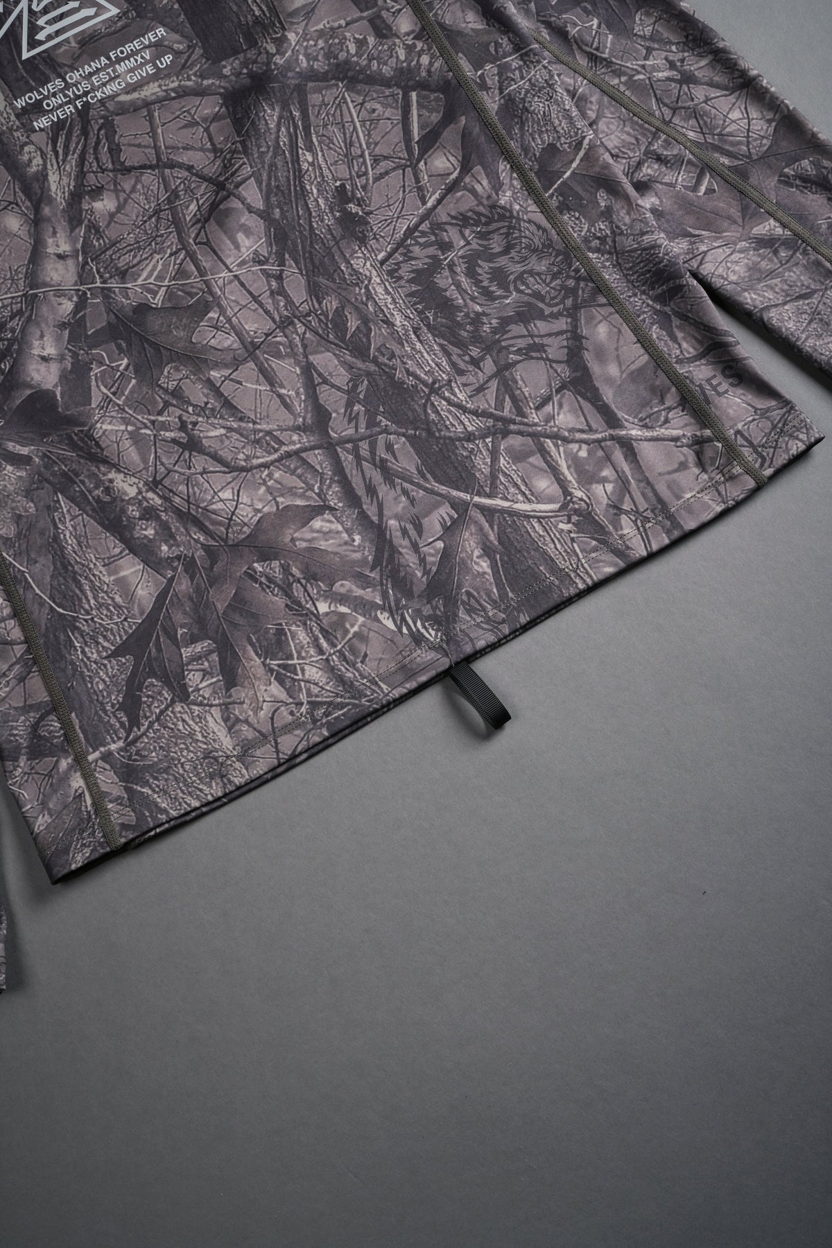 Core Rash Guard in Dusk Moss Driftwood Forest Camo — imagem 10