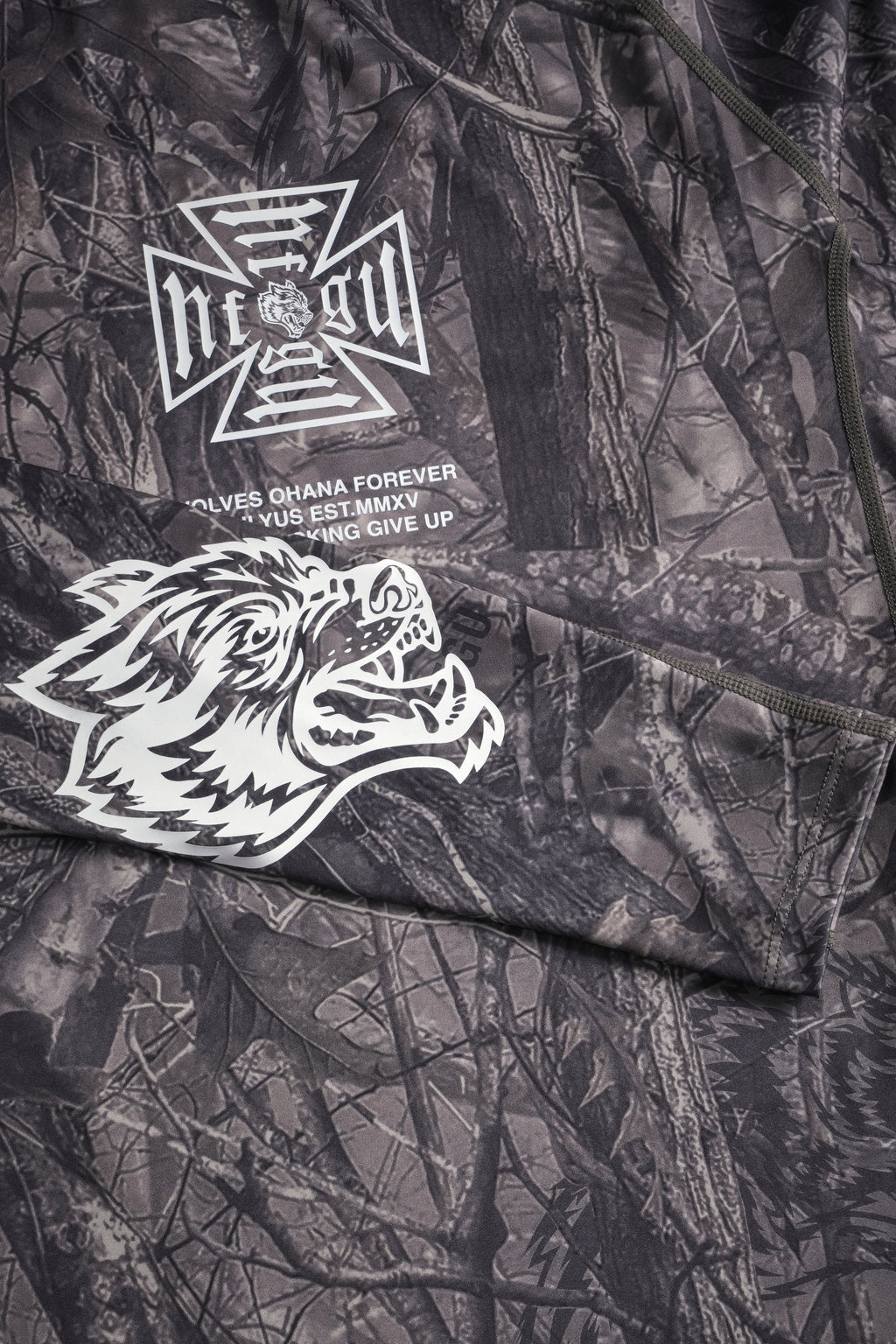 Core Rash Guard in Dusk Moss Driftwood Forest Camo — imagem 11