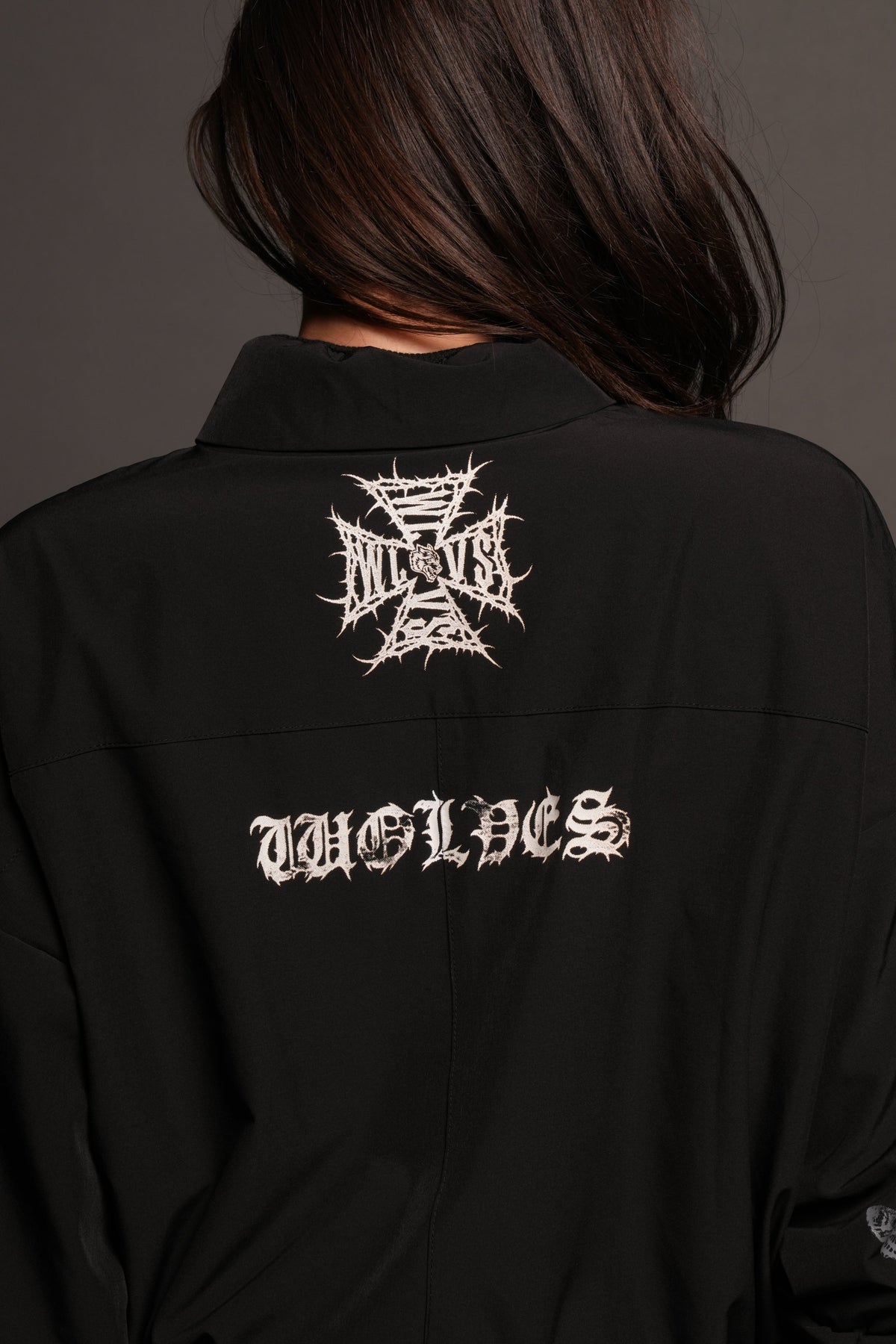 Wolves Hesh Pyramid Cropped Zip Mockneck In Black